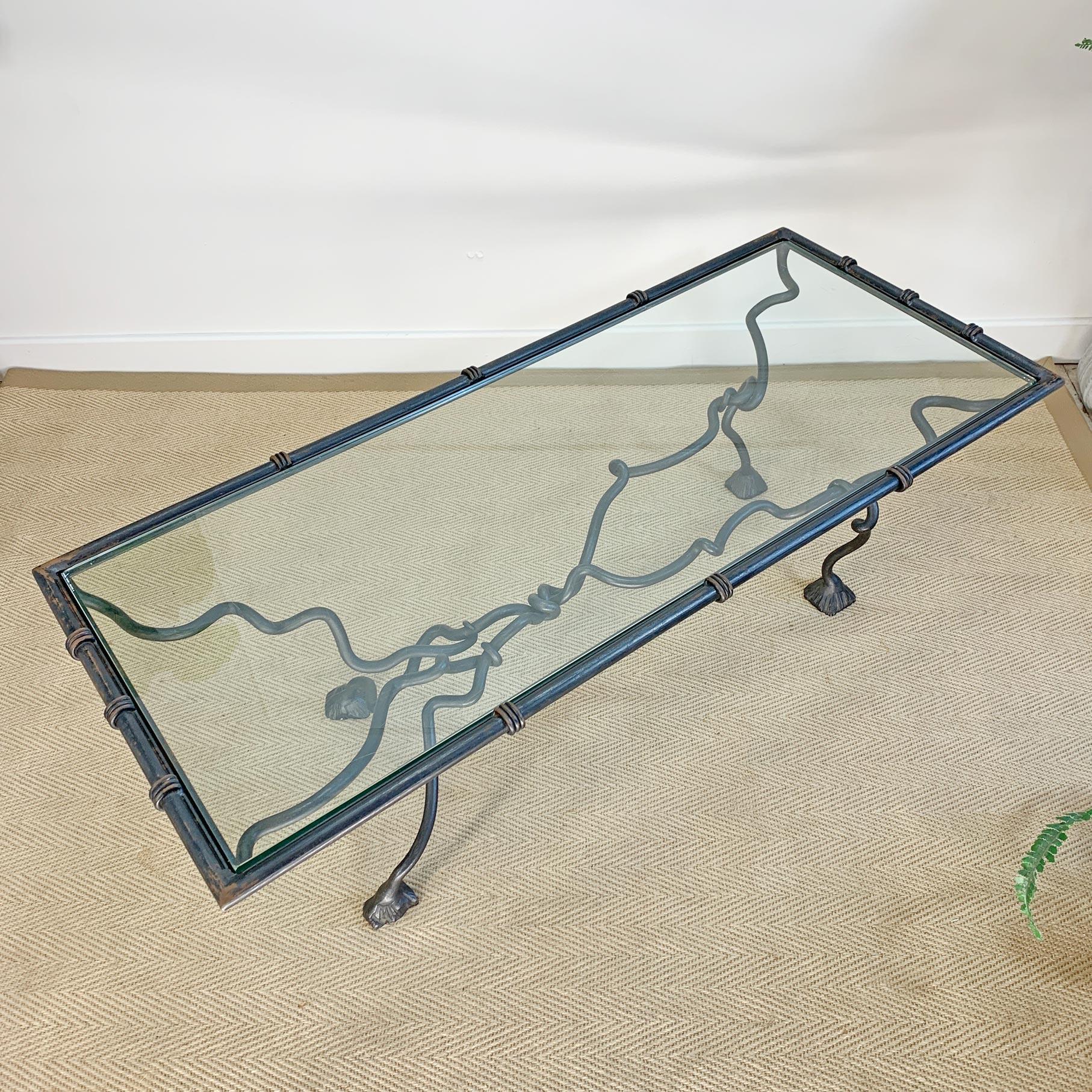 Milieu du XXe siècle Table basse en fer forgé avec plateau en verre en vente