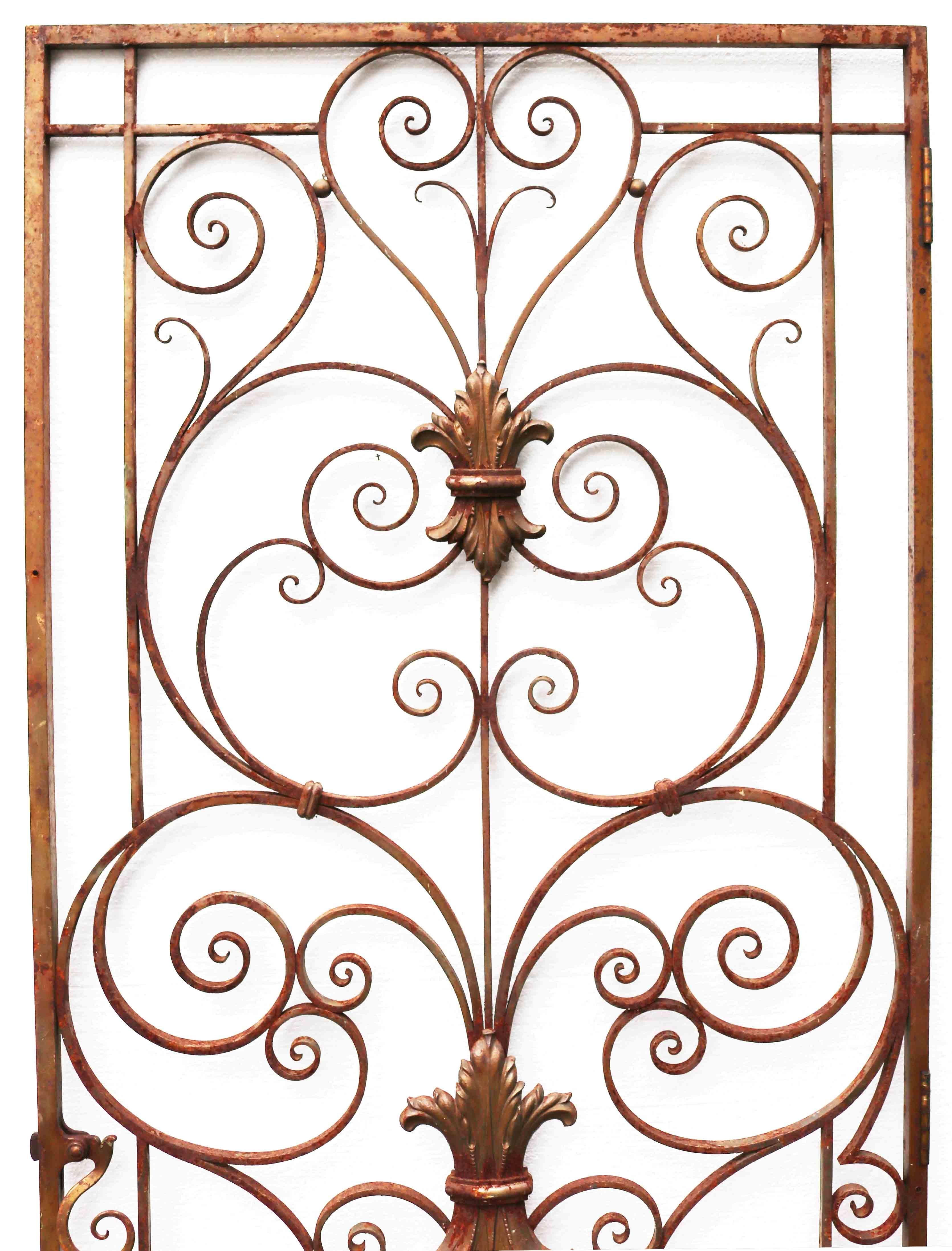 A pretty early 20th Century side gate, reclaimed from a house in London. This features a scrolling pattern with repoussé details to the centre.



Additional Dimensions:

Width of gate 72.5 cm (for an opening of approximately 73.5 cm)
