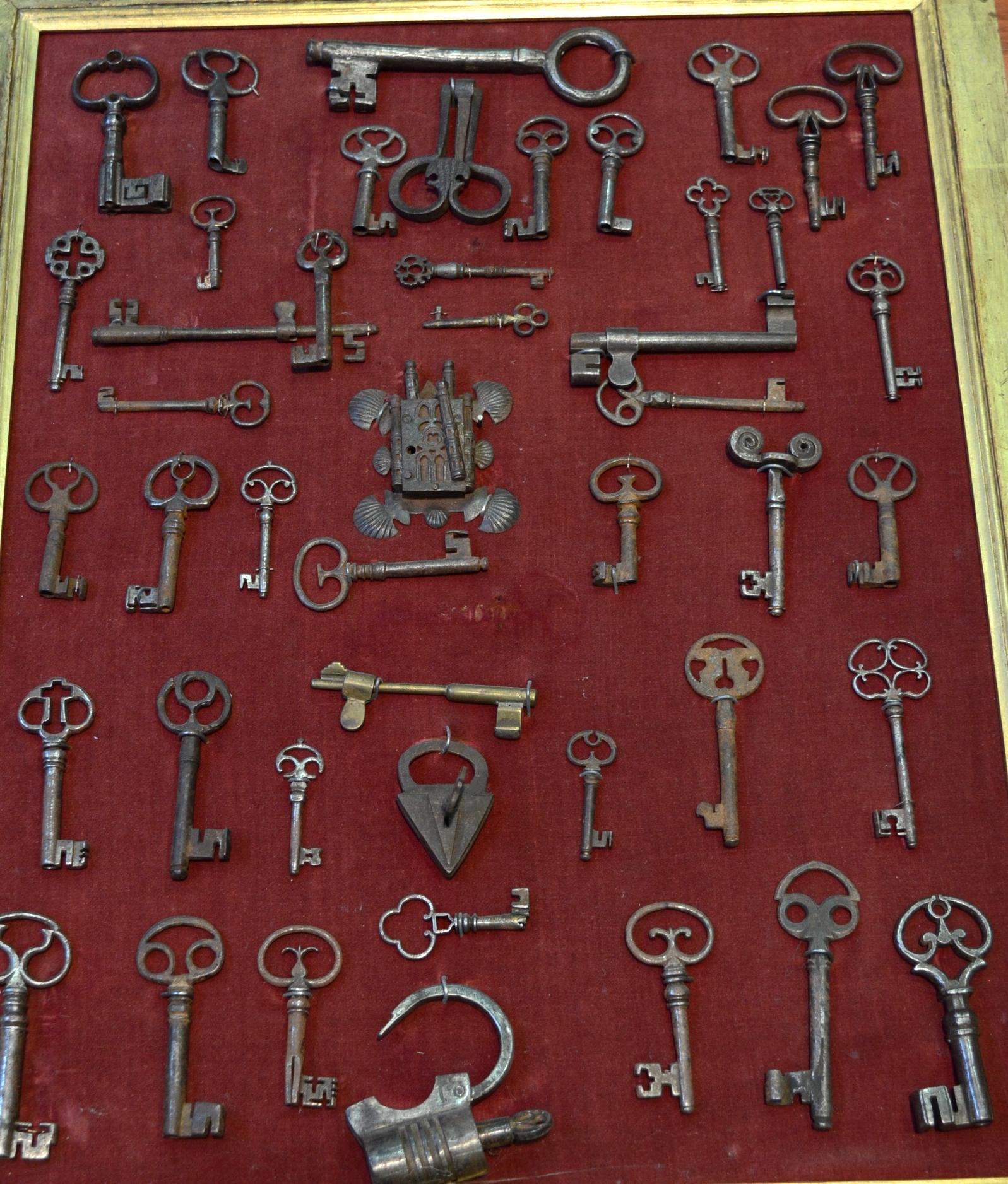 Collection consisting of more than 40 keys of different sizes, to which are added several ironworks and two ancient padlocks, all made in wrought iron, with some pieces retaining their original patina. It is essential to highlight the great variety