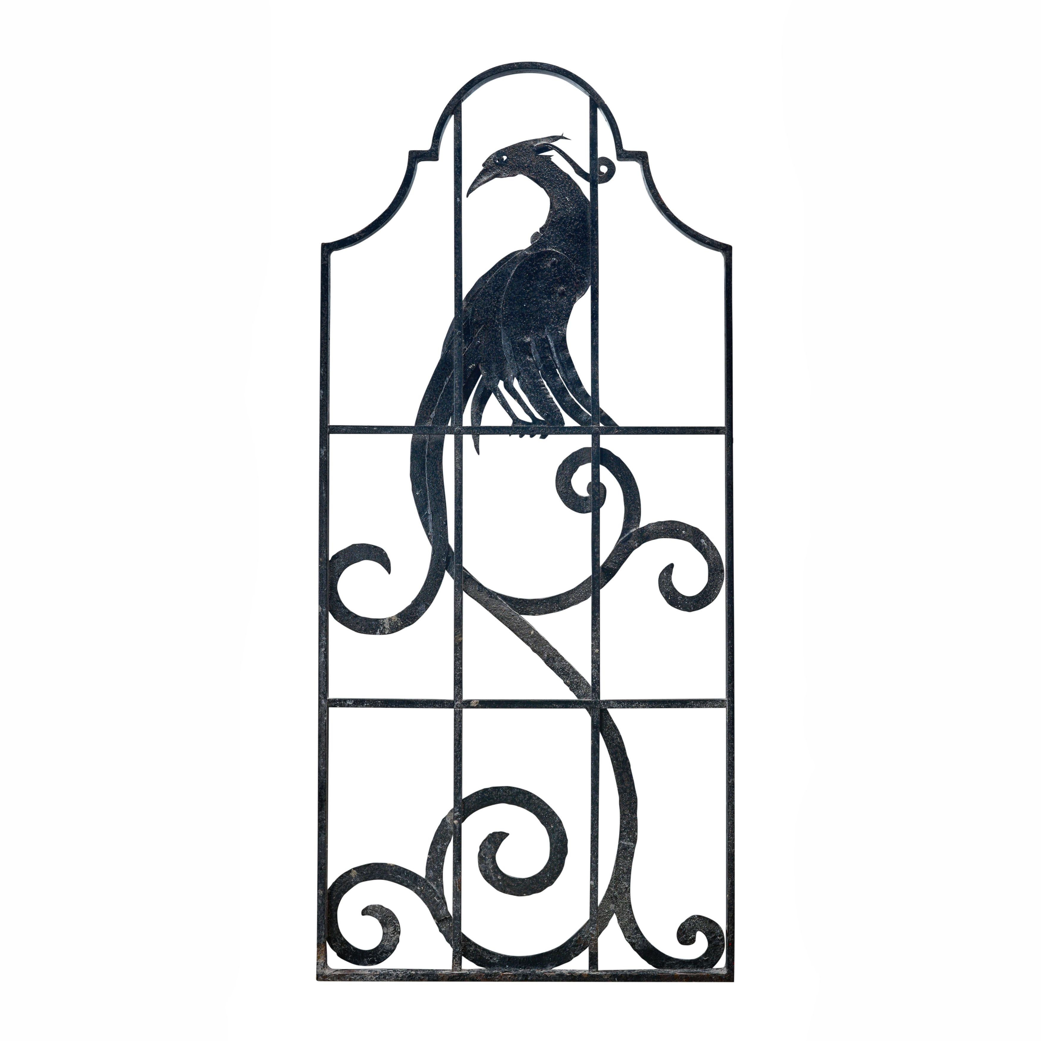 Dekorativer Schmiedeeisen-Grill mit Bogenplatte und fantastischem Vogeldesign (amerikanisch) im Angebot