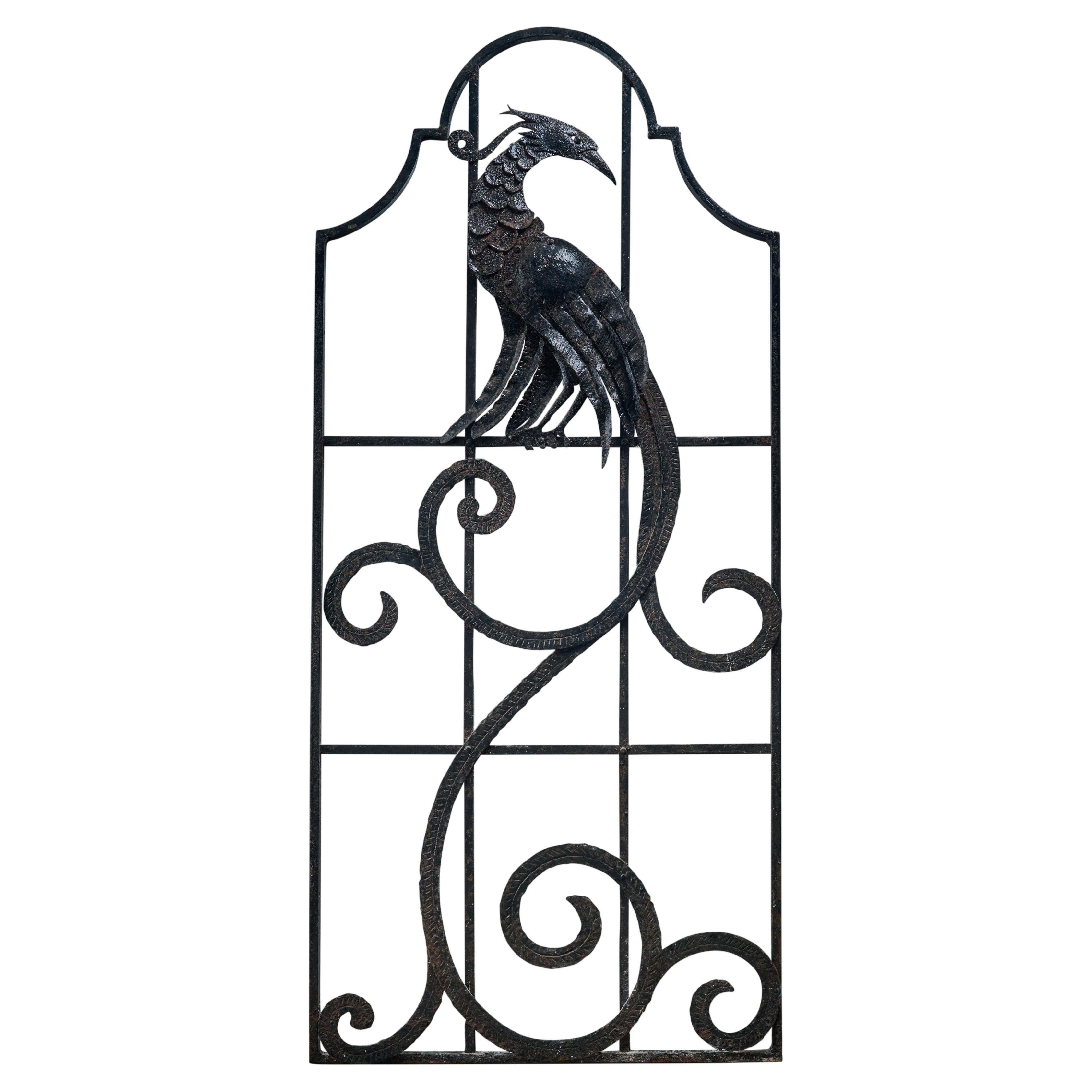 Grille décorative en fer forgé avec un fantastique motif d'oiseau