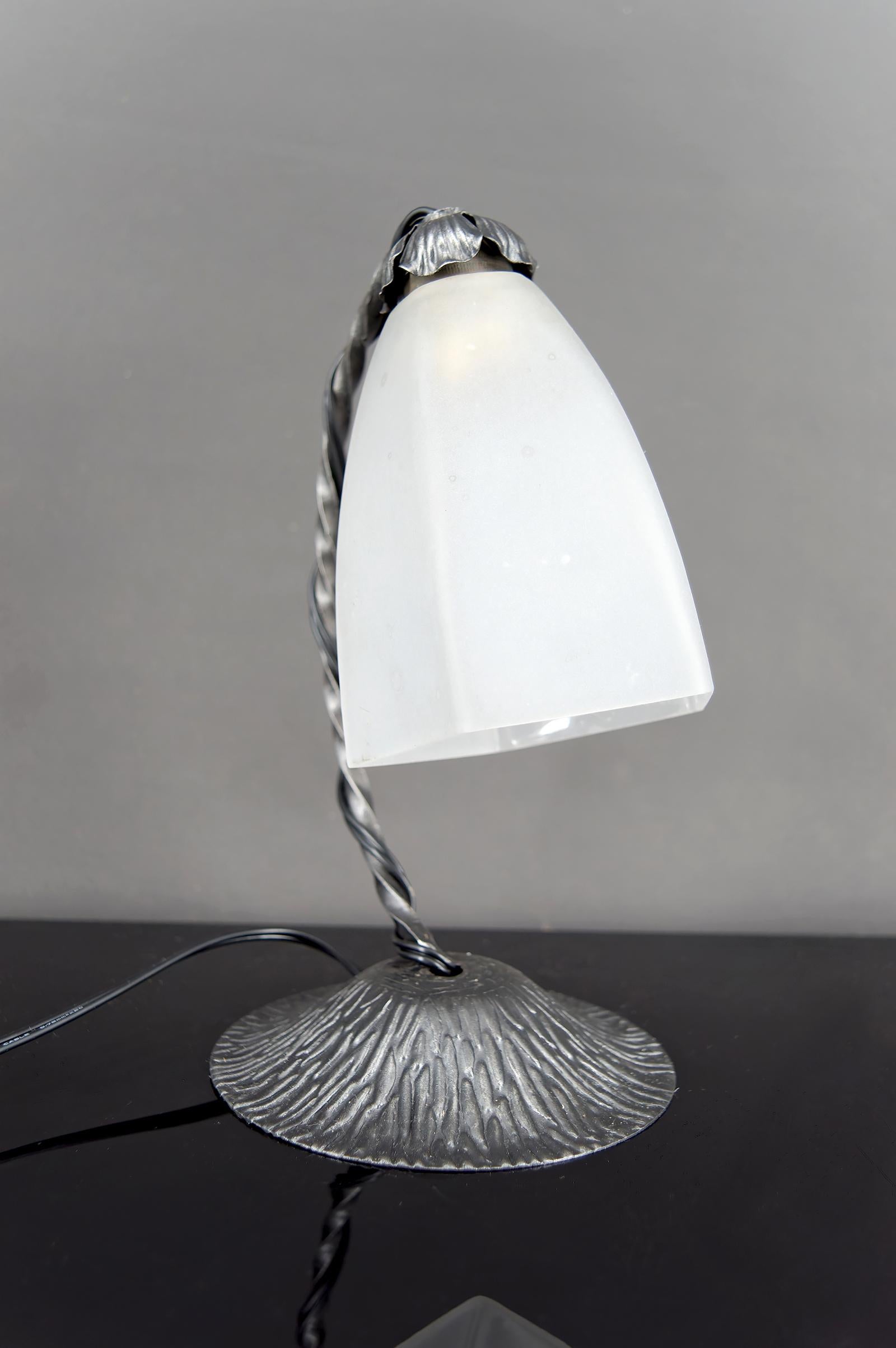 Wrought Iron Art Deco Lamp – France, Circa 1930

Elegant and authentic, this 1930s Art Deco lamp embodies the refined sophistication of French design from the period. Crafted in wrought iron, it stands out with its clean, timeless lines.

Topped