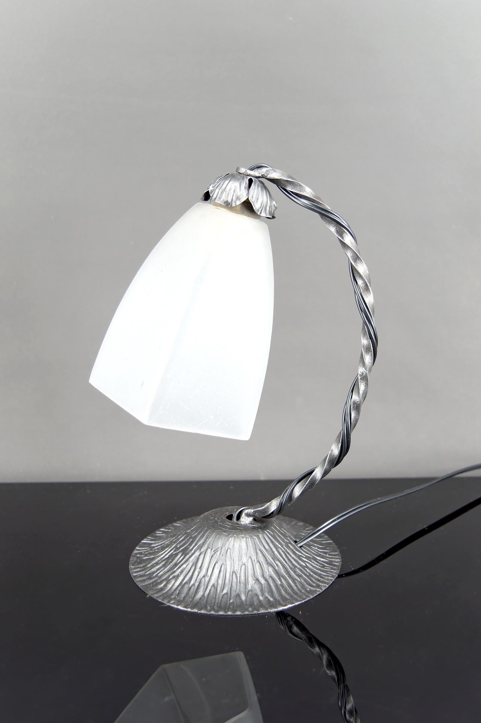 Wrought Iron Art Deco Lamp, France, Circa 1930 In Good Condition For Sale In VÉZELAY, FR