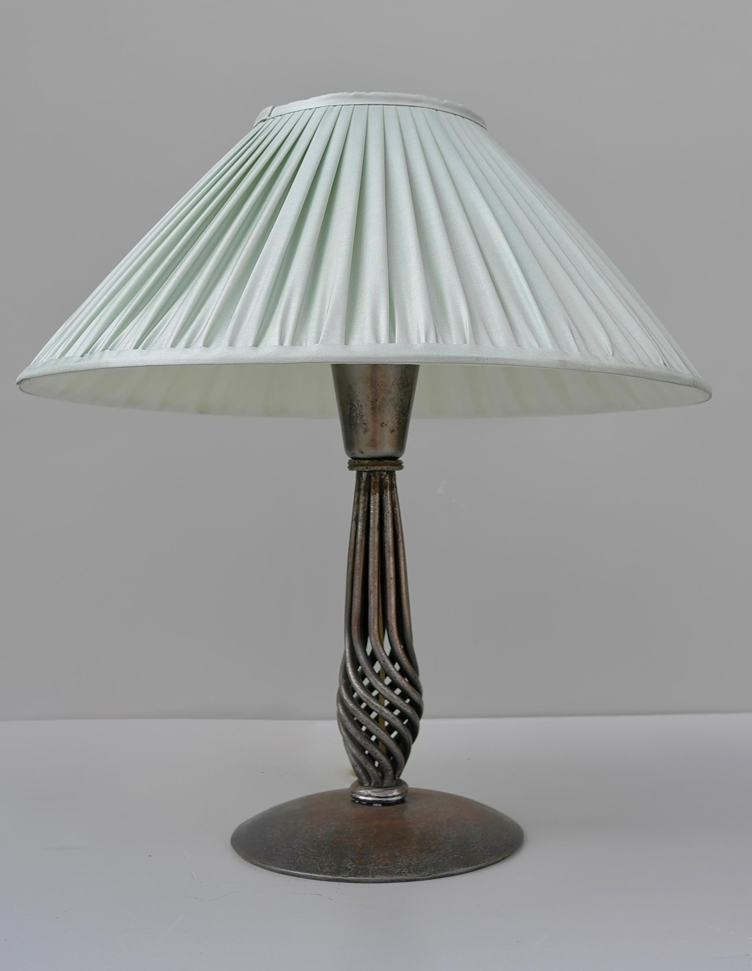 Lampe de table Art déco en fer forgé, France, années 1930. Base ingénieuse en métal tourné, avec abat-jour d'origine.