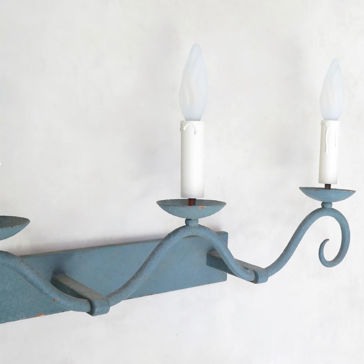 Wrought Iron Art Deco Wall Light, France, circa 1930s In Fair Condition For Sale In Isle Sur La Sorgue, Vaucluse