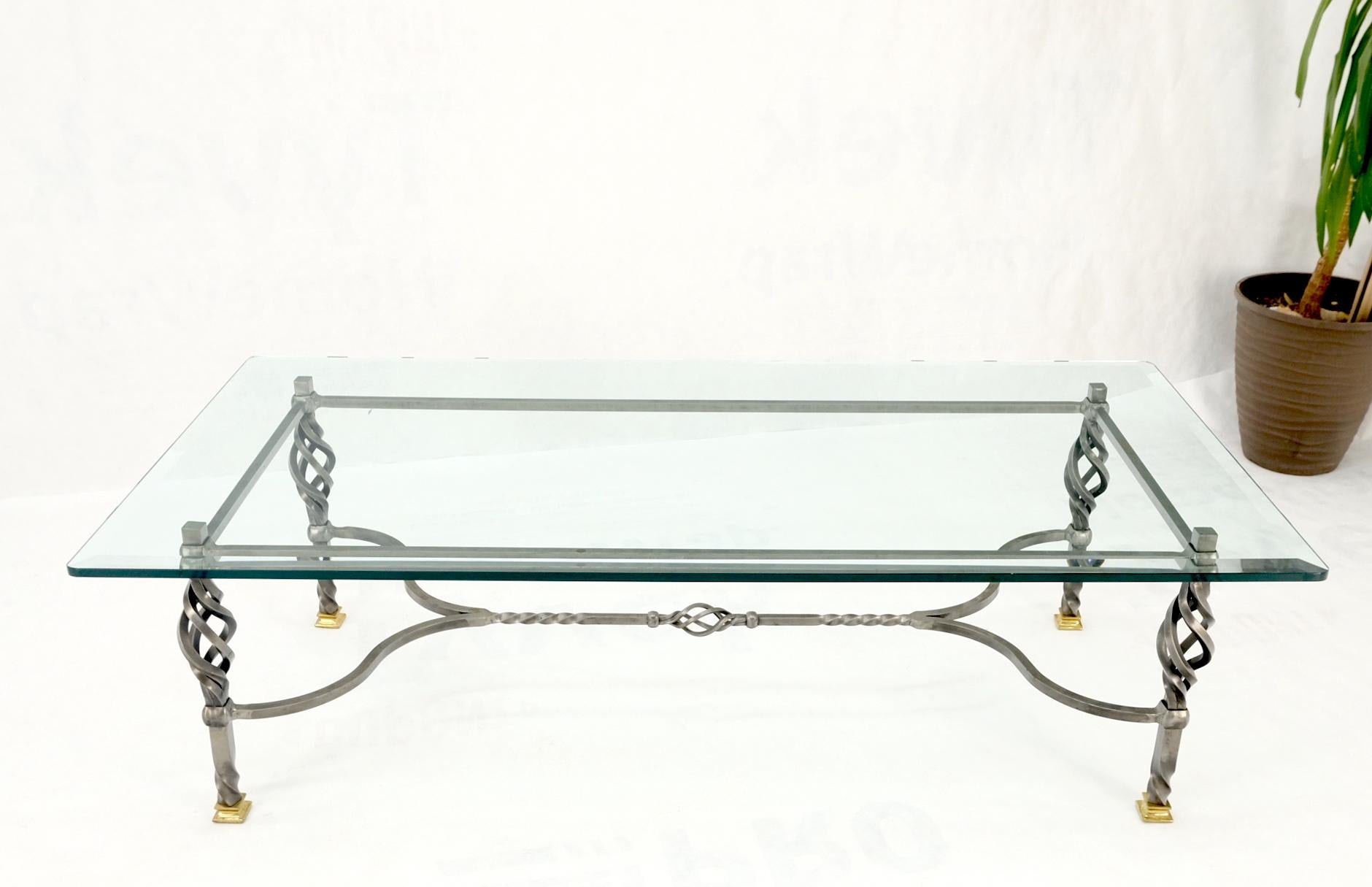 Table basse rectangulaire en fer forgé Art Ornamental Pieds en laiton Plateau en verre MINT en vente 3