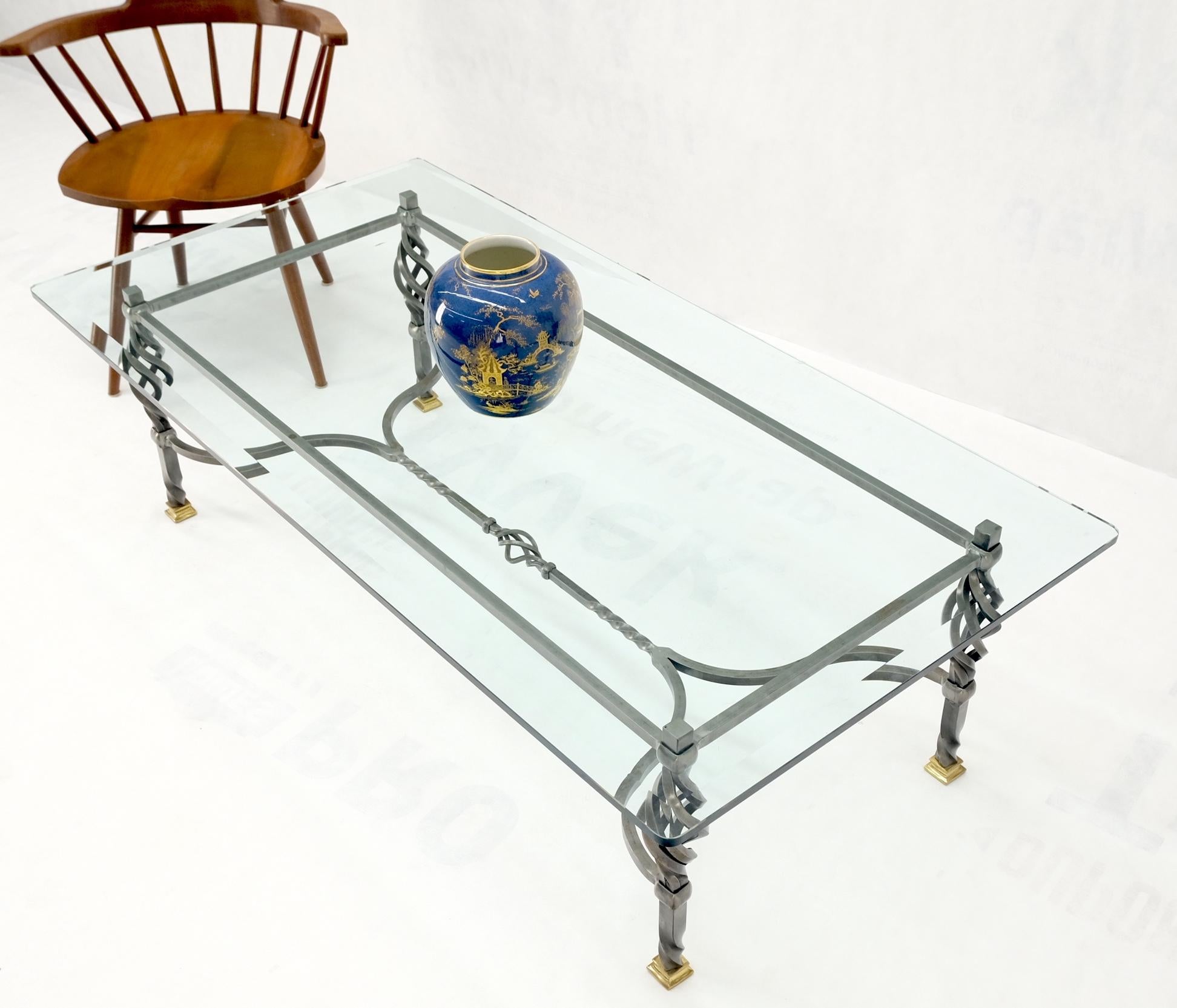 Table basse rectangulaire en fer forgé, ornement en laiton, pieds à pointes, plateau en verre MINT !