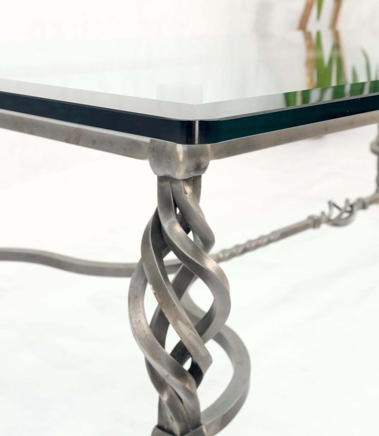 Mid-Century Modern Table basse rectangulaire en fer forgé Art Ornamental Pieds en laiton Plateau en verre MINT en vente