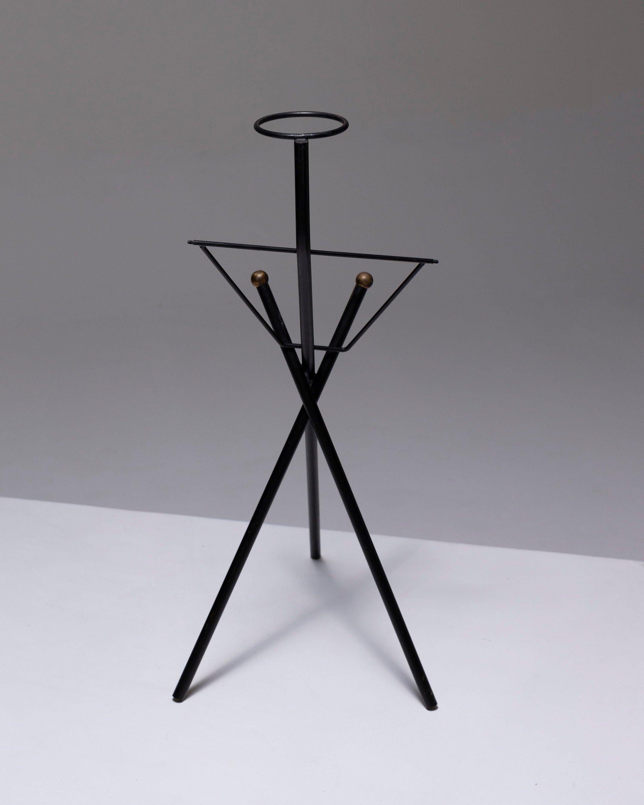 Porte-cendrier avec structure en fer forgé patiné noir, années 1950. Dans le style de Jean Royère. Elle présente une base constructiviste décorée aux extrémités supérieures de sphères en métal doré. Très bon état. Diamètre du porte-cendrier : 9
