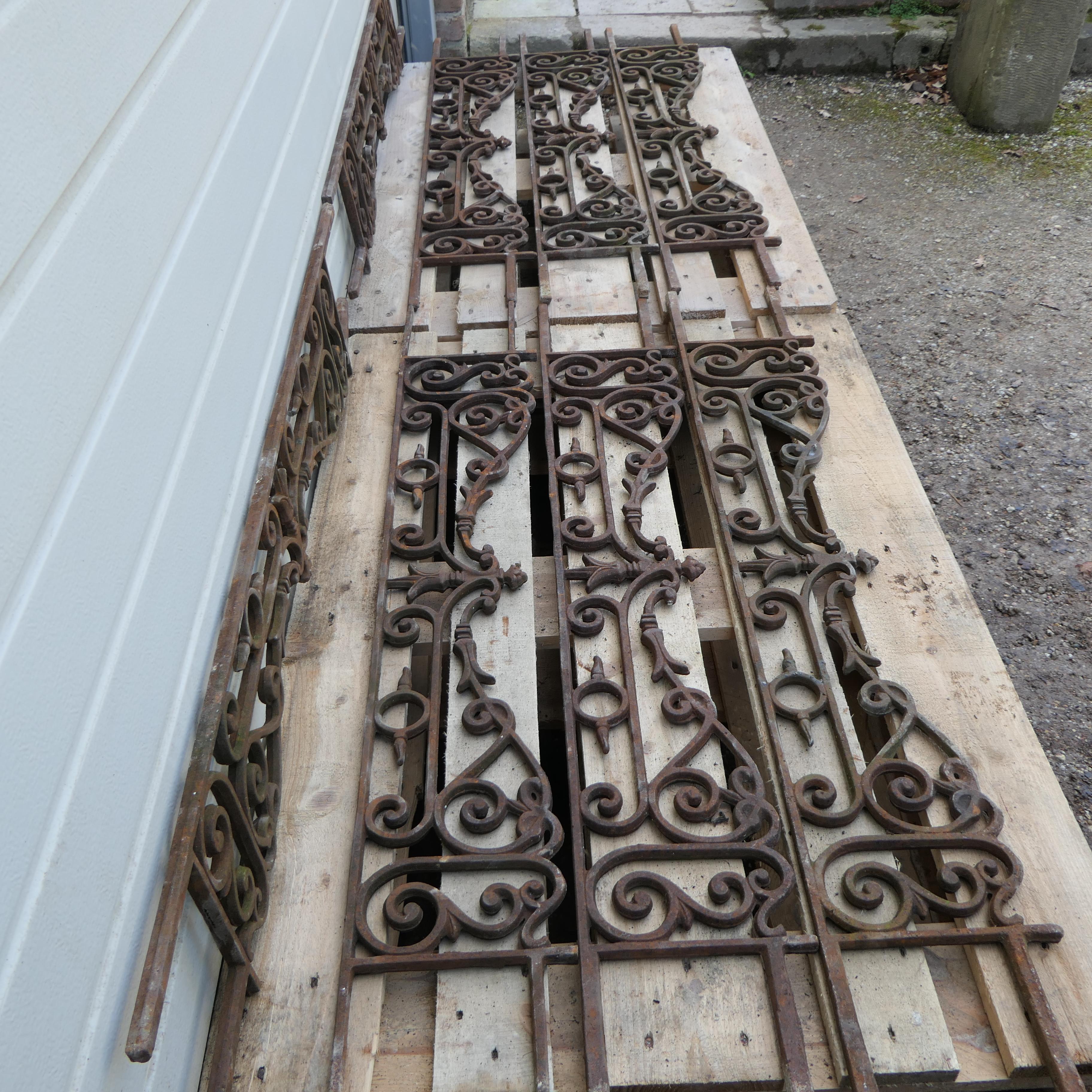 Wrought iron balustrade In Fair Condition For Sale In COULLONS, FR