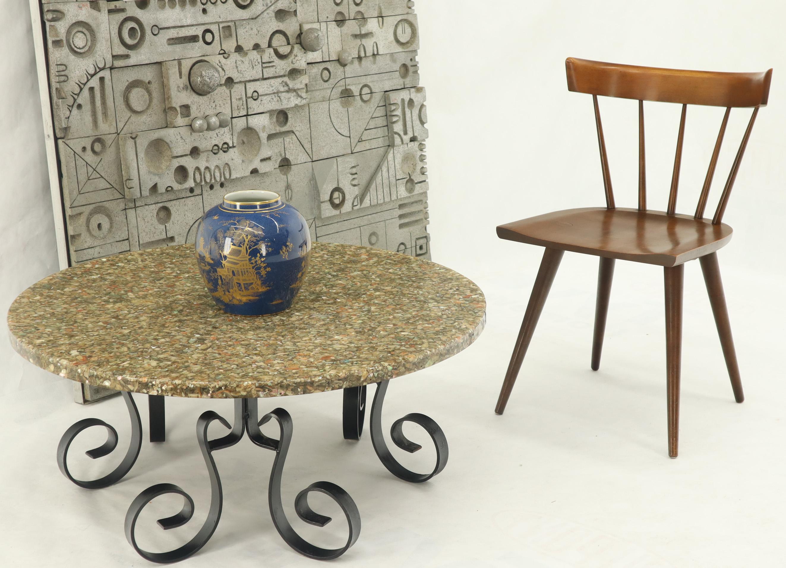 Table basse ronde à base en fer forgé et plateau en composite d'ormeau en vente 2