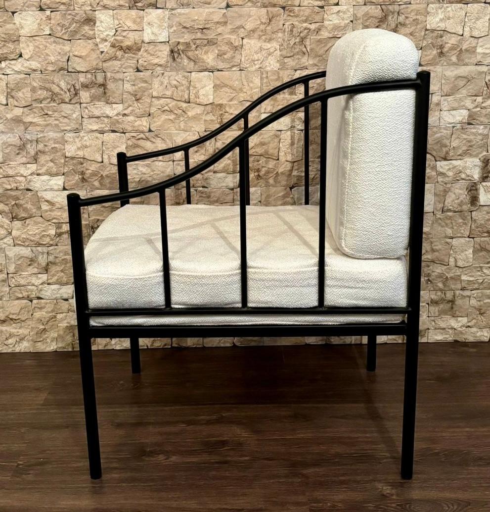 Chaise longue noire en fer forgé avec tissu blanc crème