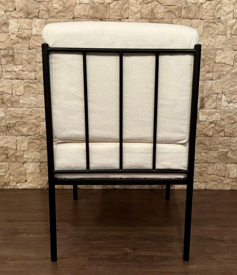 Espagnol Chaise longue noire en fer forgé avec tissu blanc en vente