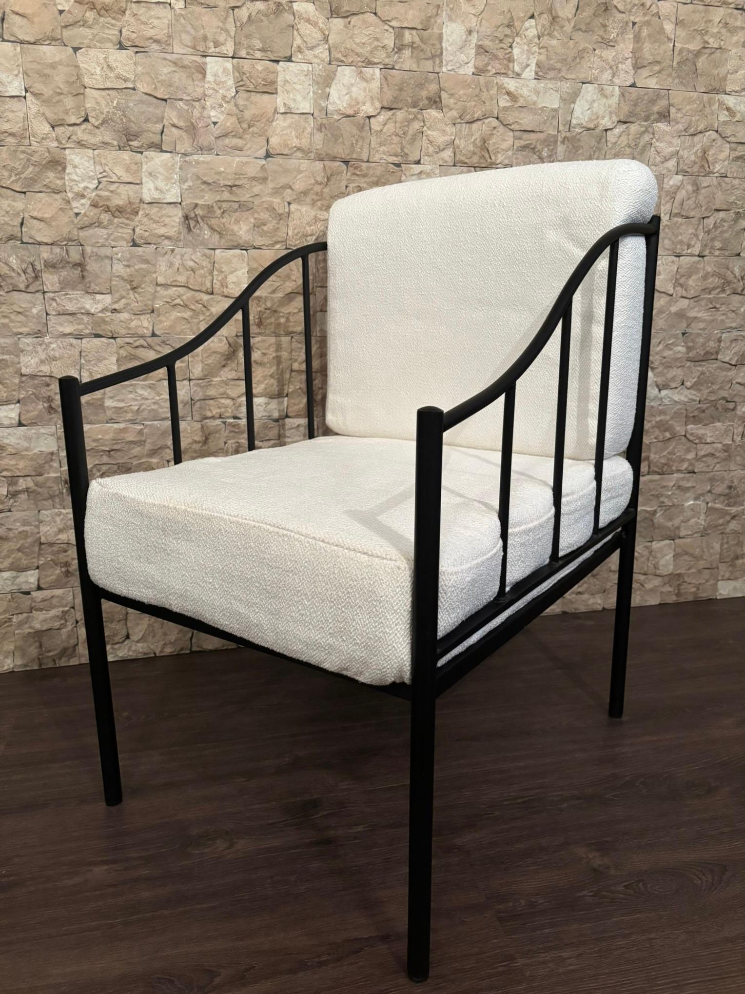 Chaise longue noire en fer forgé avec tissu blanc Neuf - En vente à Miami, FL