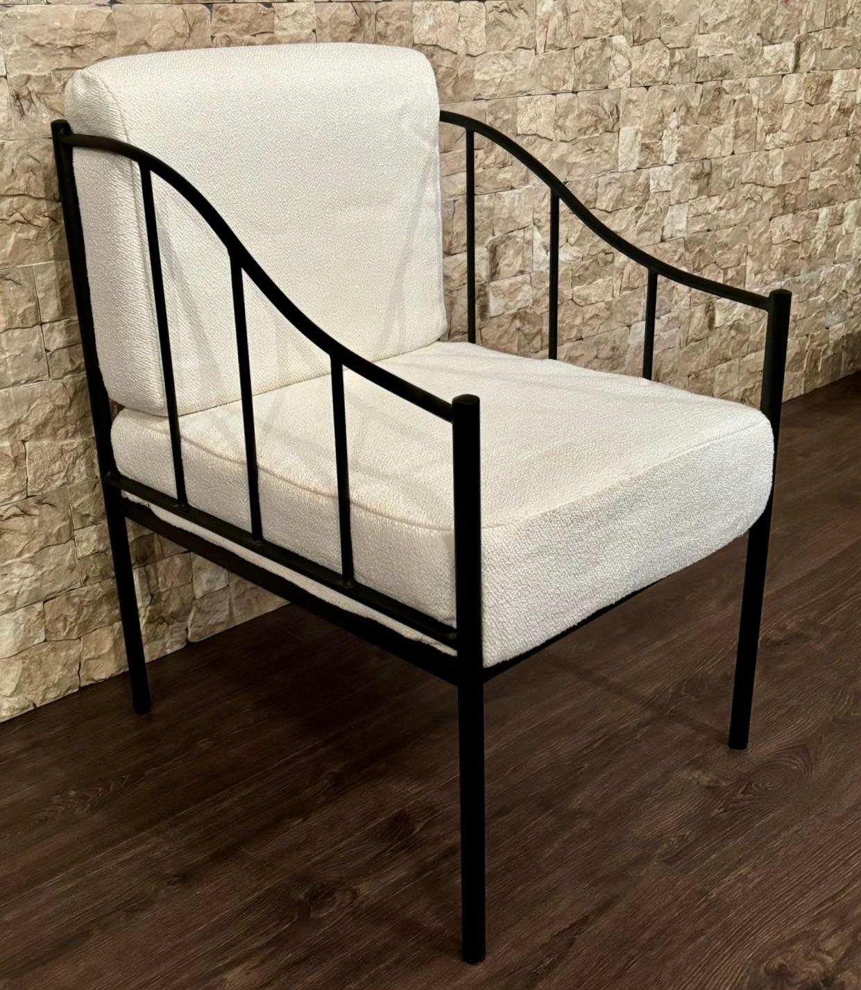 XXIe siècle et contemporain Chaise longue noire en fer forgé avec tissu blanc en vente
