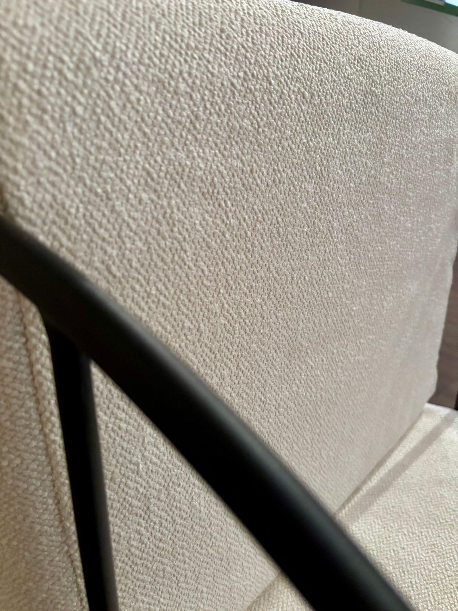 Chaise longue noire en fer forgé avec tissu blanc en vente 1