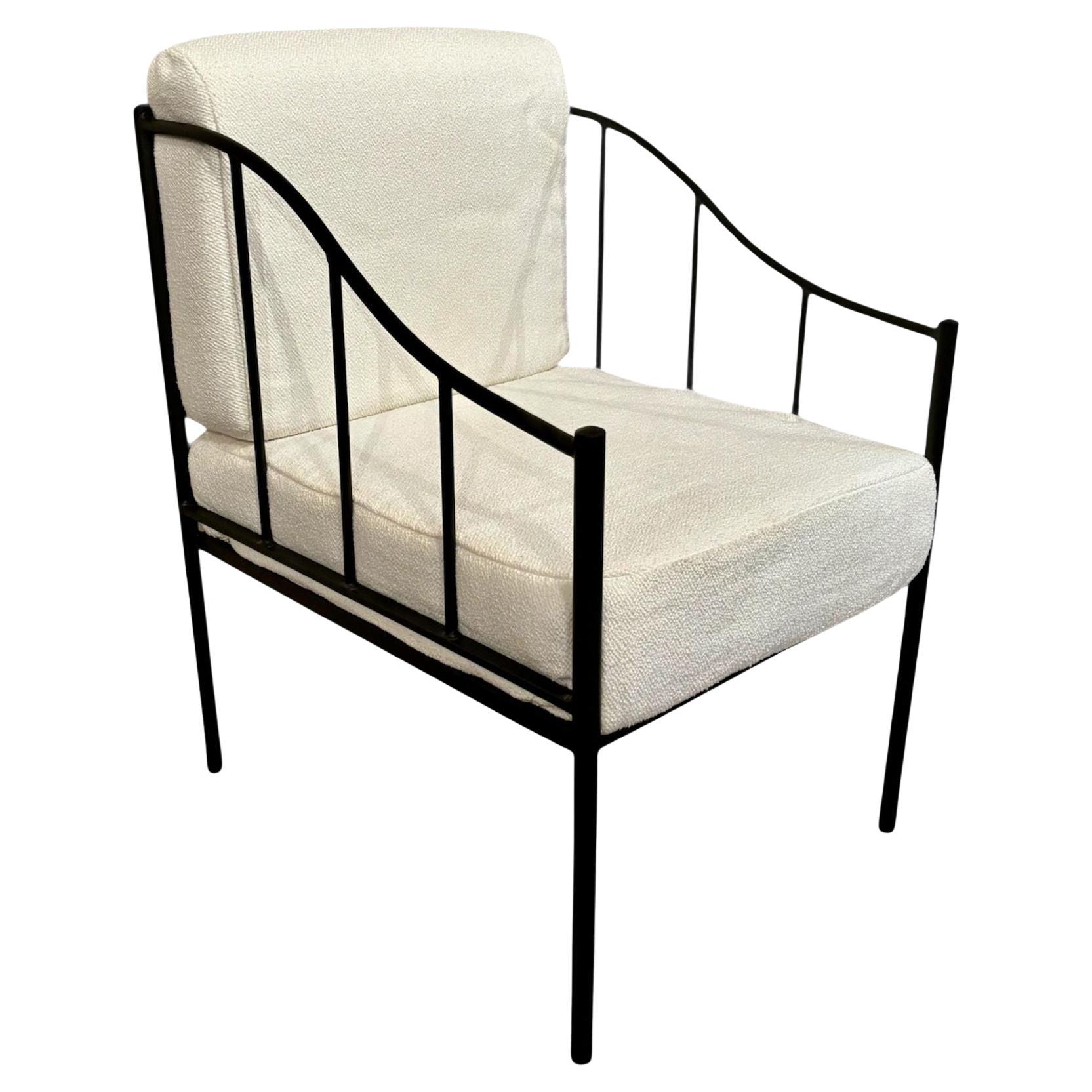 Chaise longue noire en fer forgé avec tissu blanc en vente