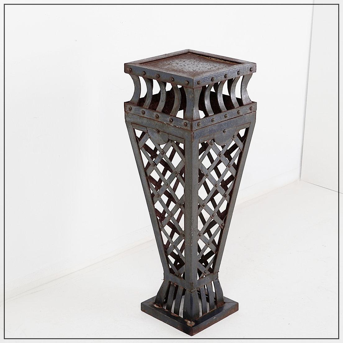 Tavolo Bolsters / piedistallo in ferro battuto 
Piedistallo - Scellette - Decorazione
Misure: 25cmx25cm H. 73cm 
Materiale: ferro battuto 
Usura coerente con l'età e l'uso.
