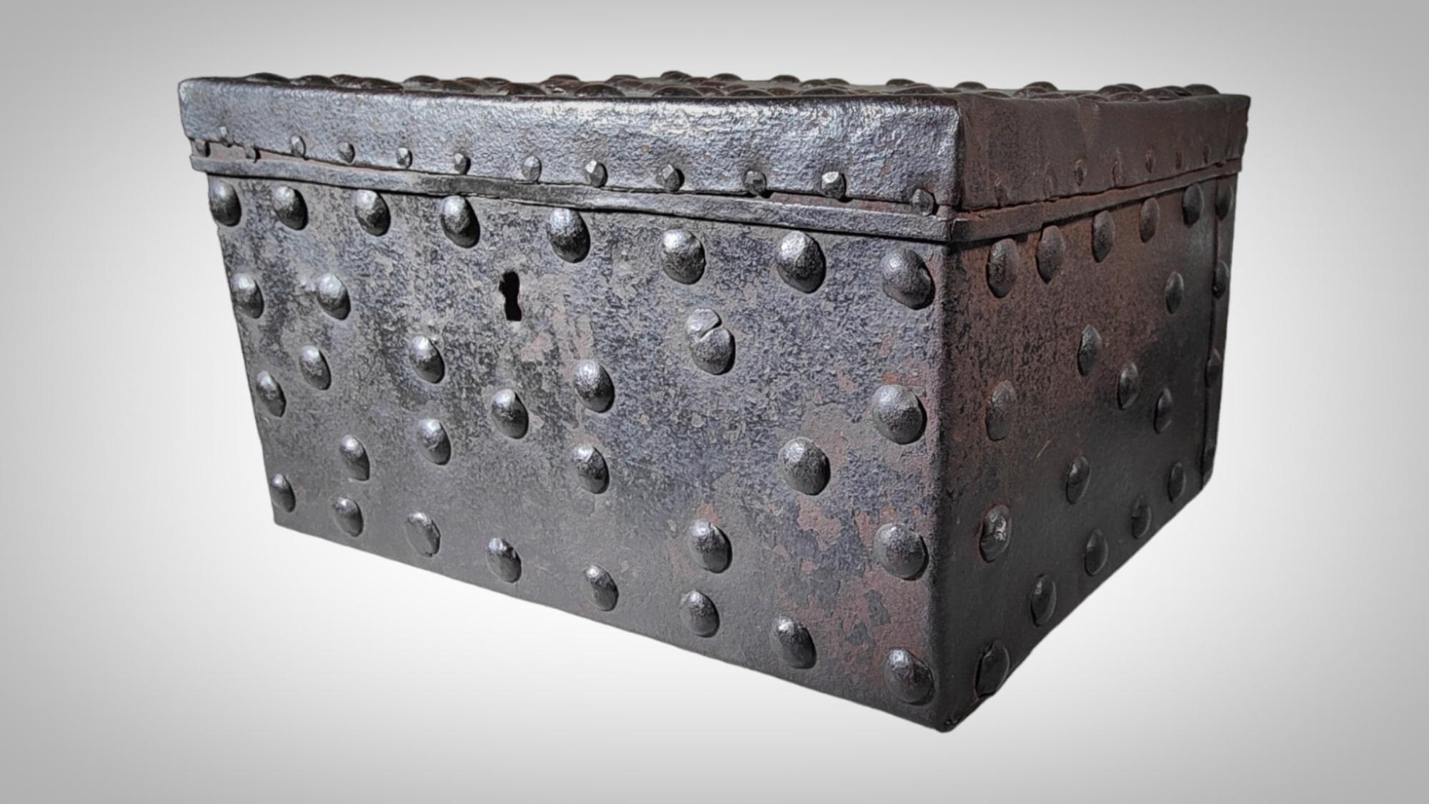 Wrought iron box with secret 18th century In Good Condition For Sale In Madrid, ES