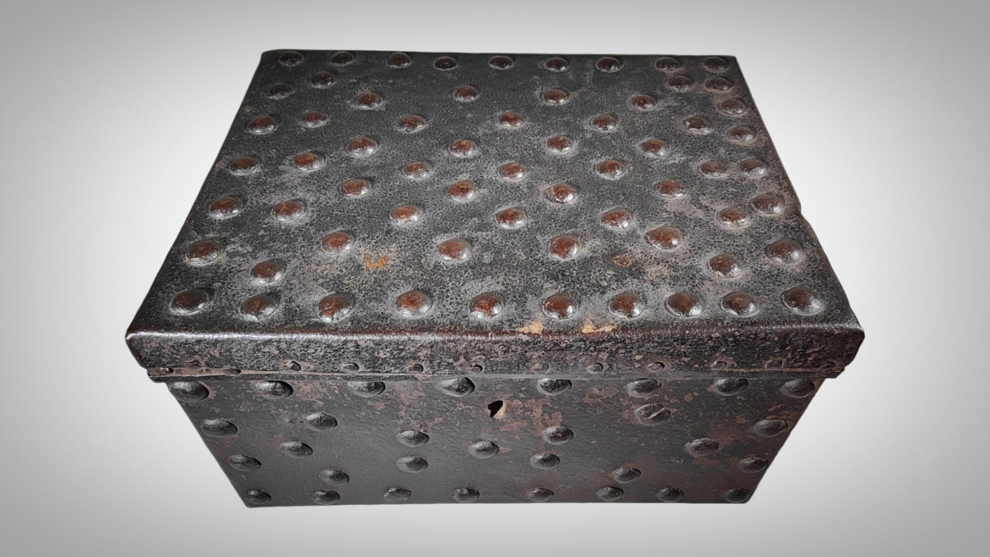 Boîte en fer forgé avec secret 18ème siècle en vente 1