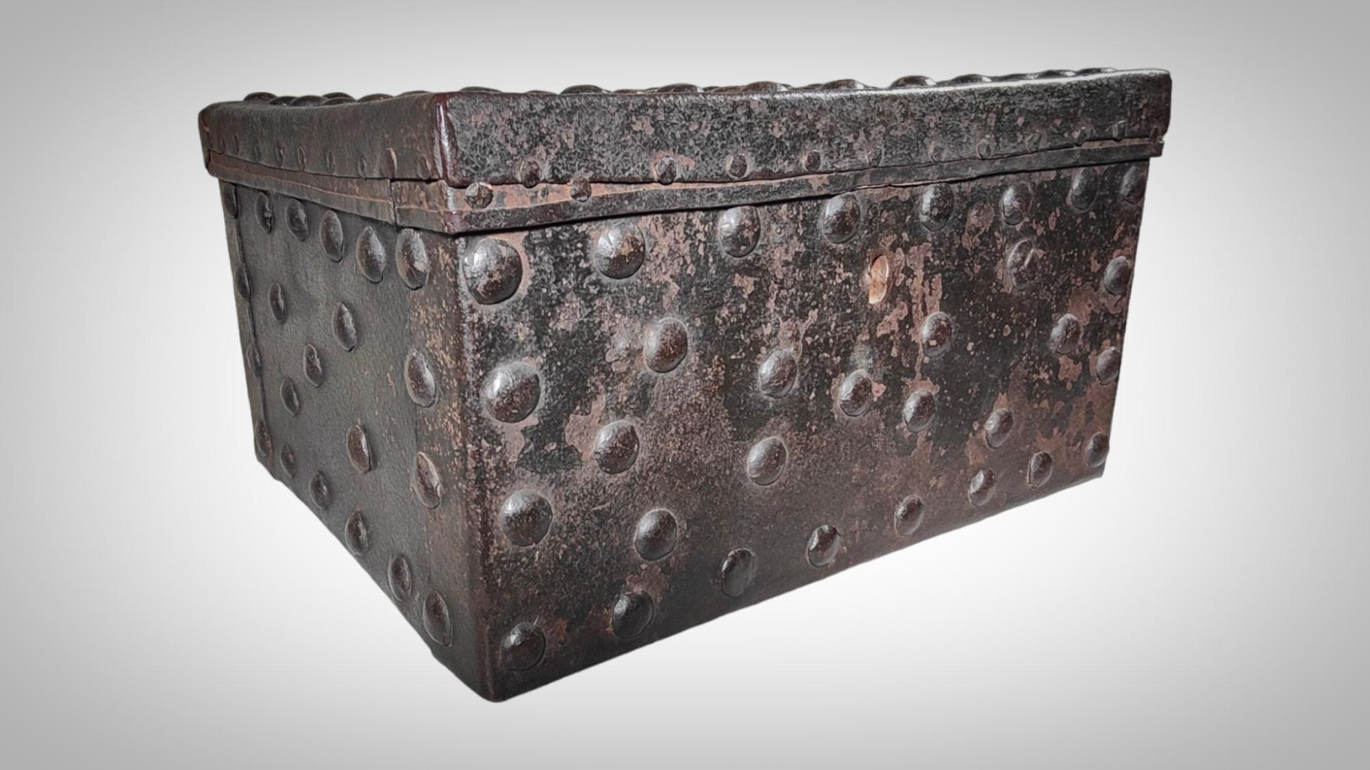 Boîte en fer forgé avec secret 18ème siècle en vente 2