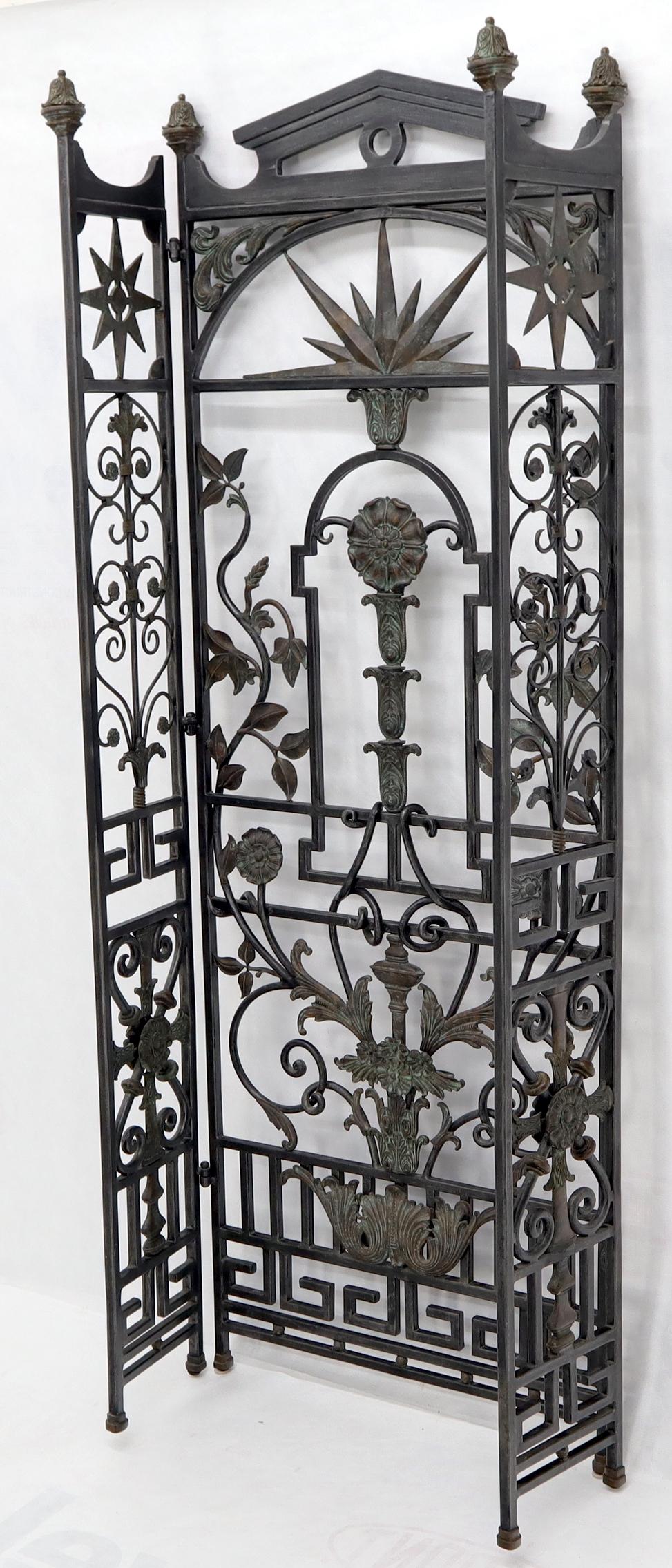 Séparateur de pièce à paravent au design remarquable et à la qualité du travail du métal. La partie centrale mesure 28
