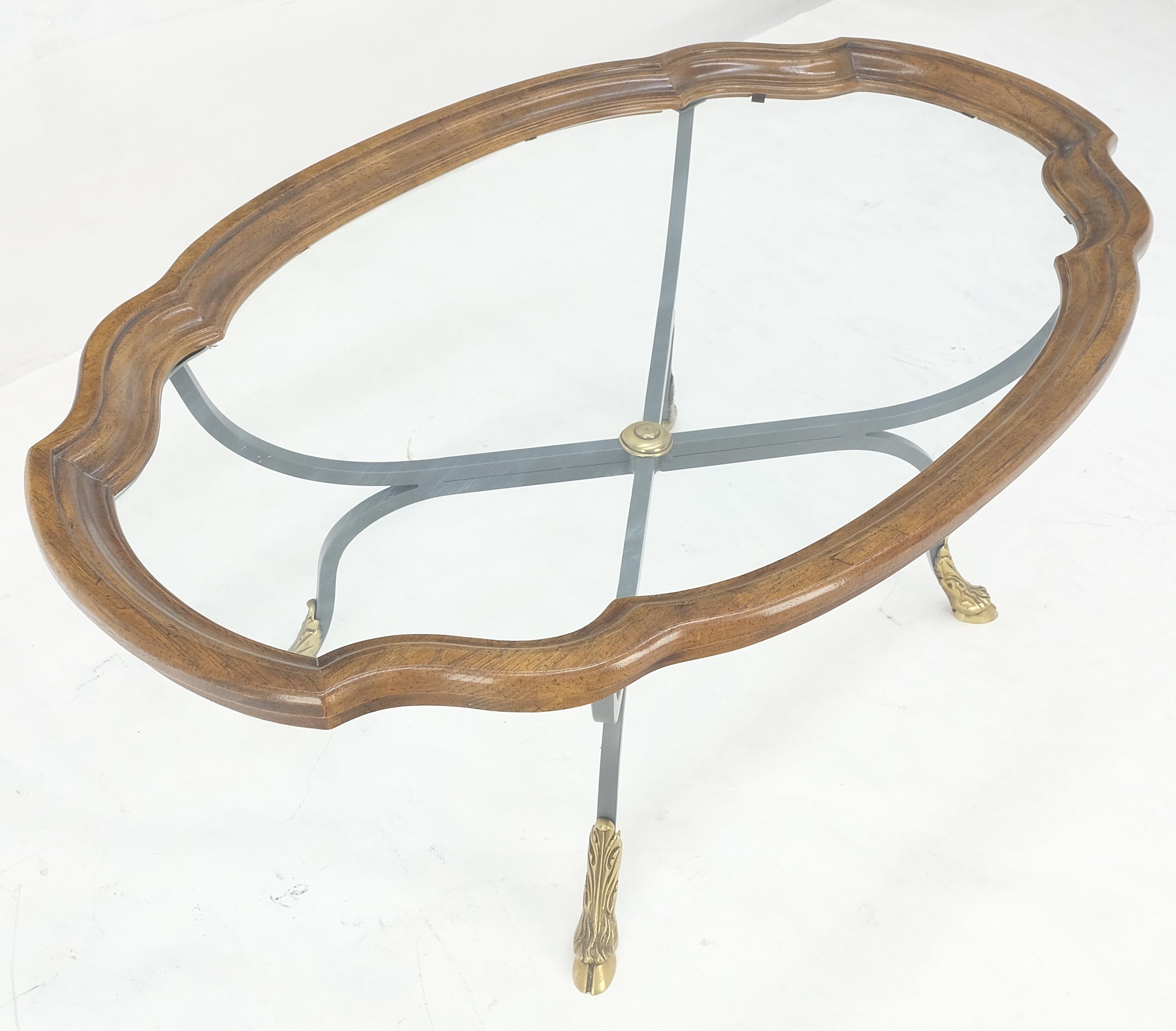 Table à café en fer forgé avec pieds en laiton, plateau en verre, forme ovale et festonnée, 39
