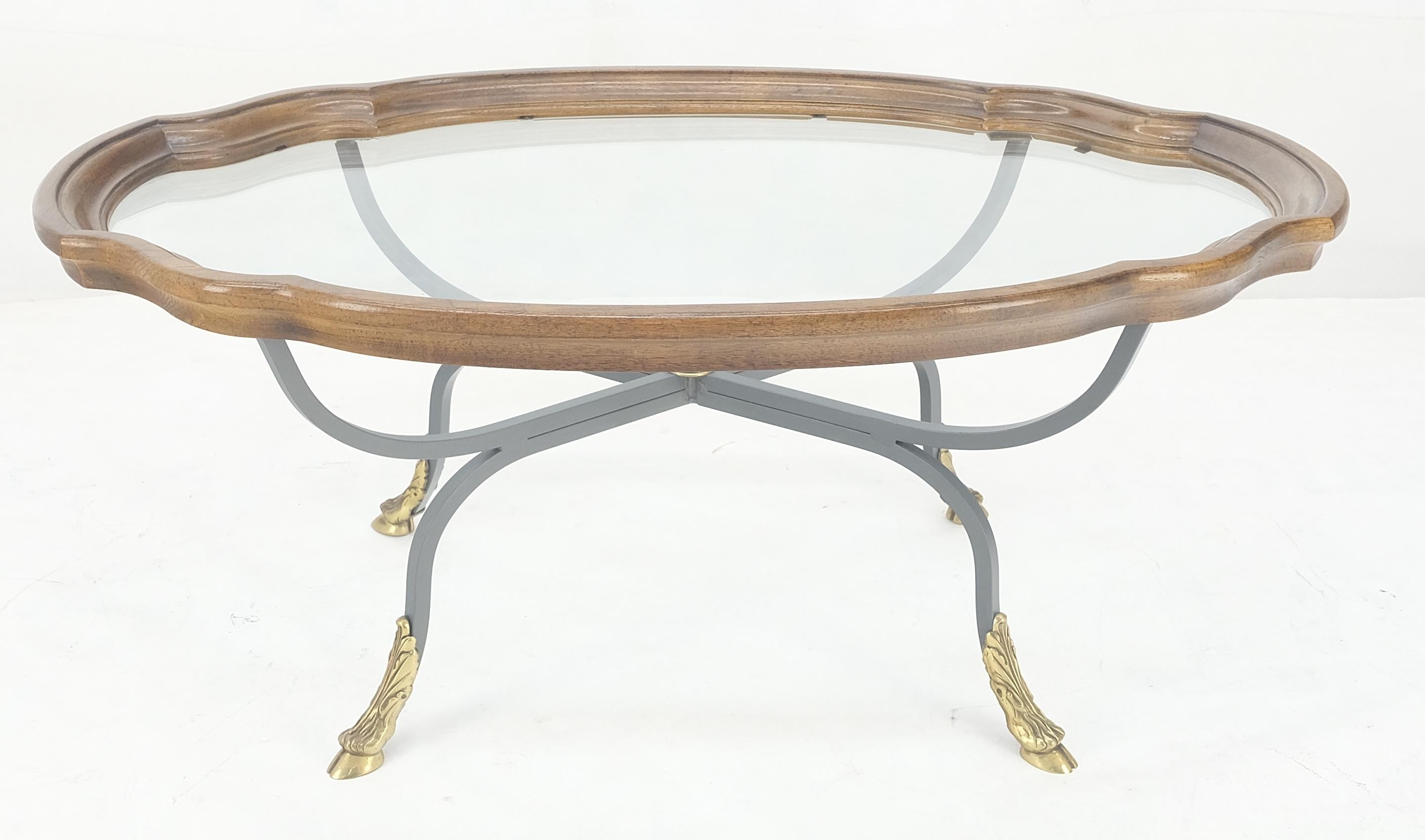 Mid-Century Modern Table à café en fer forgé avec pieds en laiton, plateau en verre, forme ovale et festonnée, 39