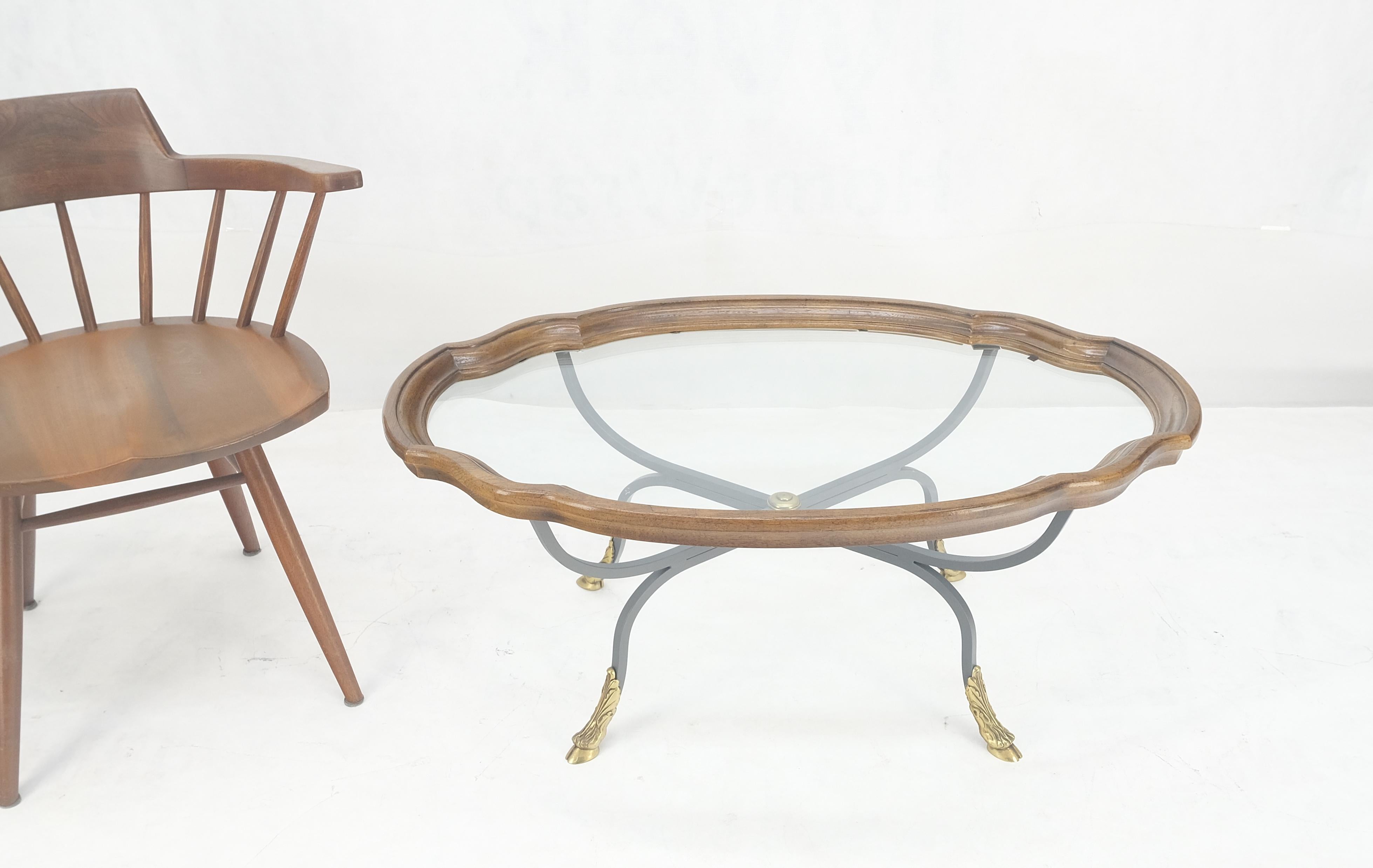 Américain Table à café en fer forgé avec pieds en laiton, plateau en verre, forme ovale et festonnée, 39