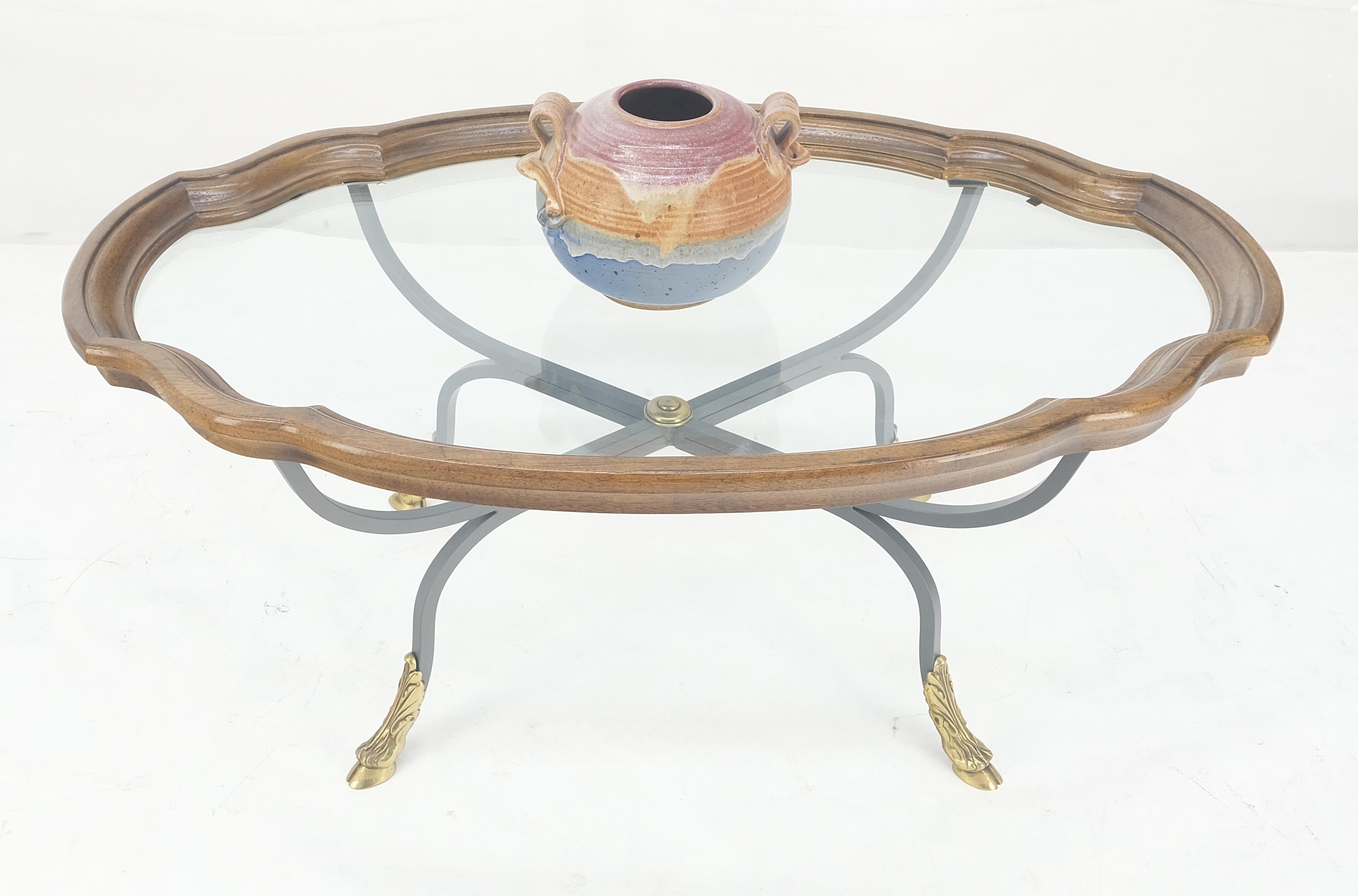 Laqué Table à café en fer forgé avec pieds en laiton, plateau en verre, forme ovale et festonnée, 39