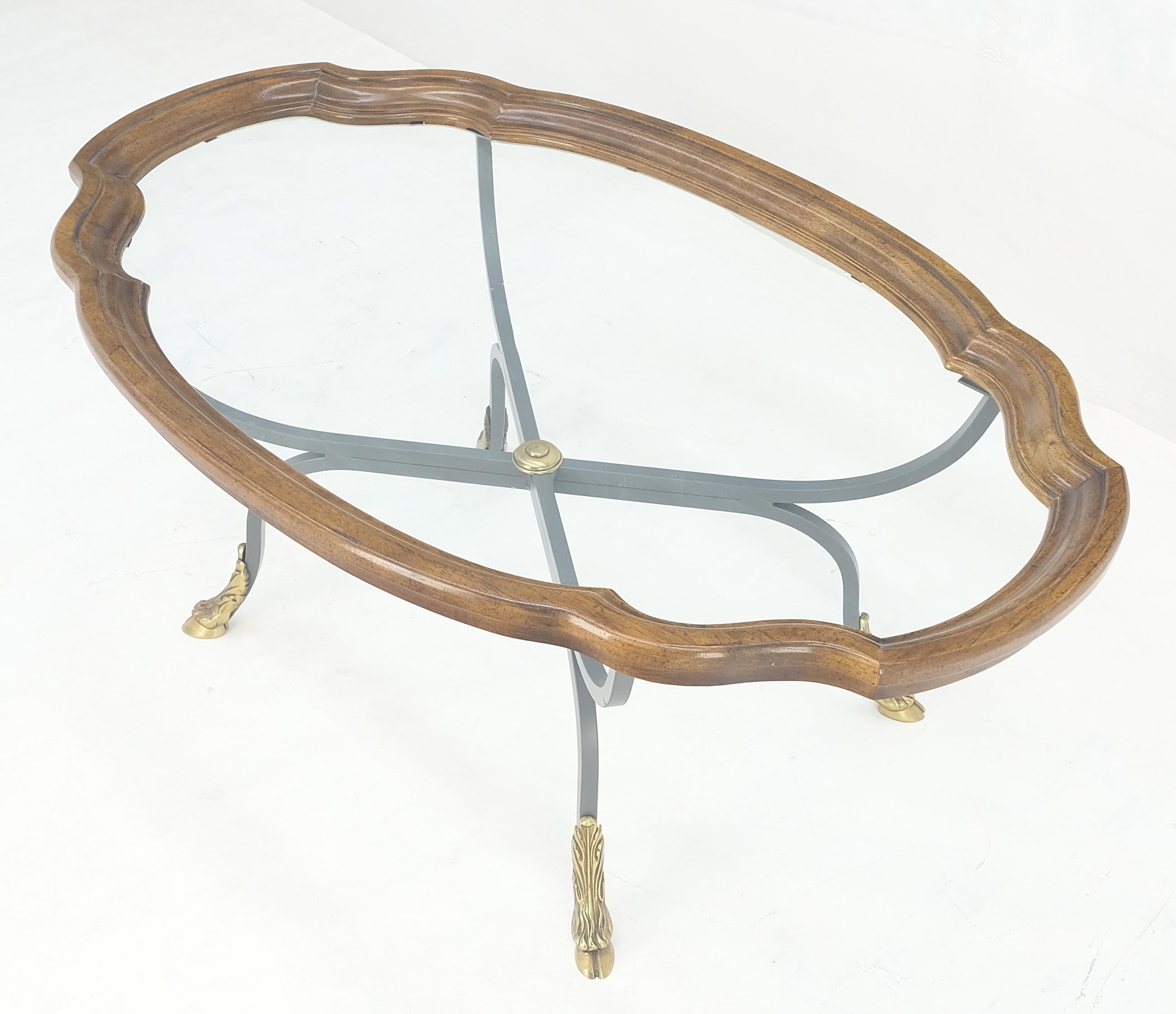 Laiton Table à café en fer forgé avec pieds en laiton, plateau en verre, forme ovale et festonnée, 39