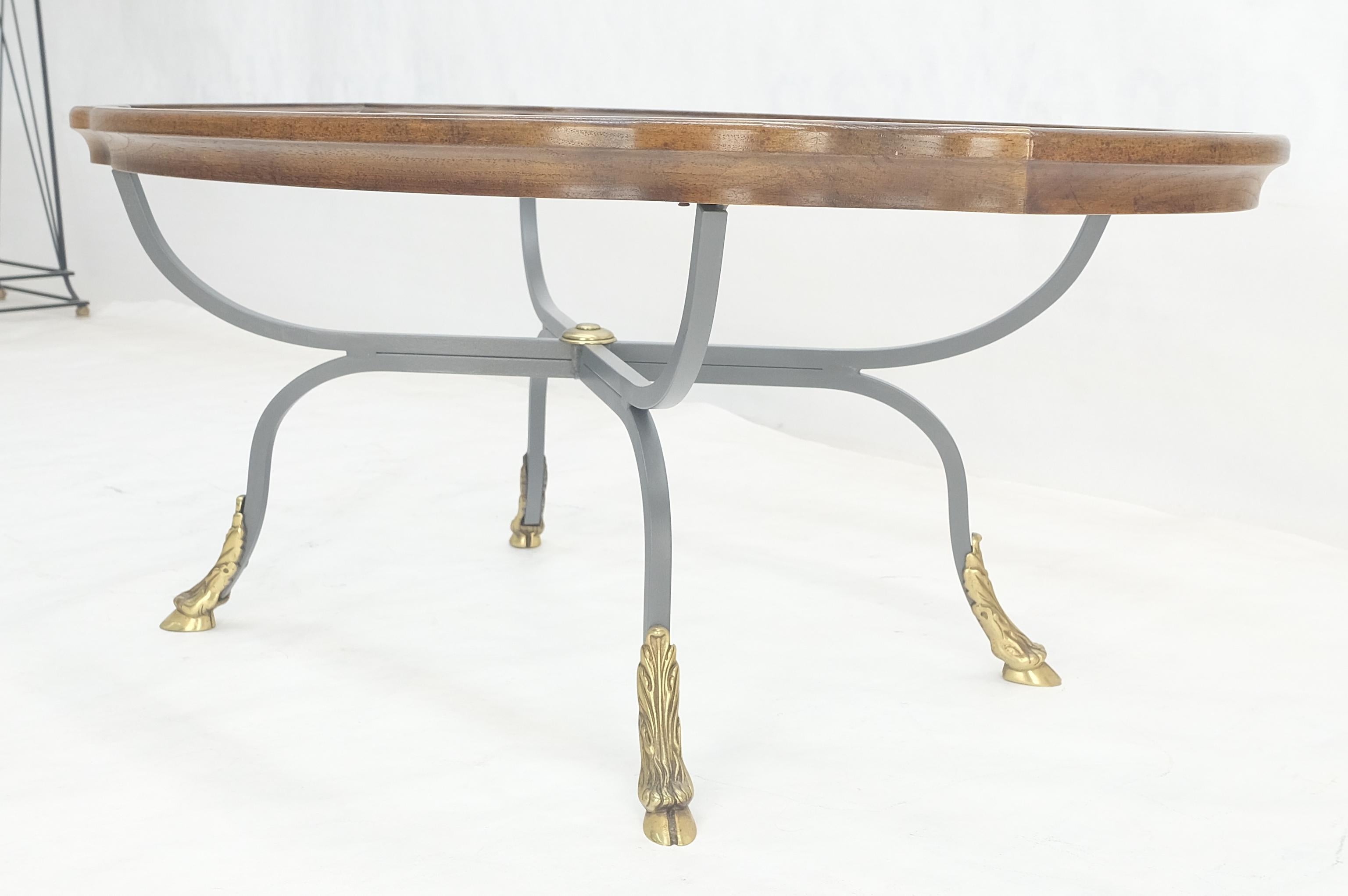 Table à café en fer forgé avec pieds en laiton, plateau en verre, forme ovale et festonnée, 39