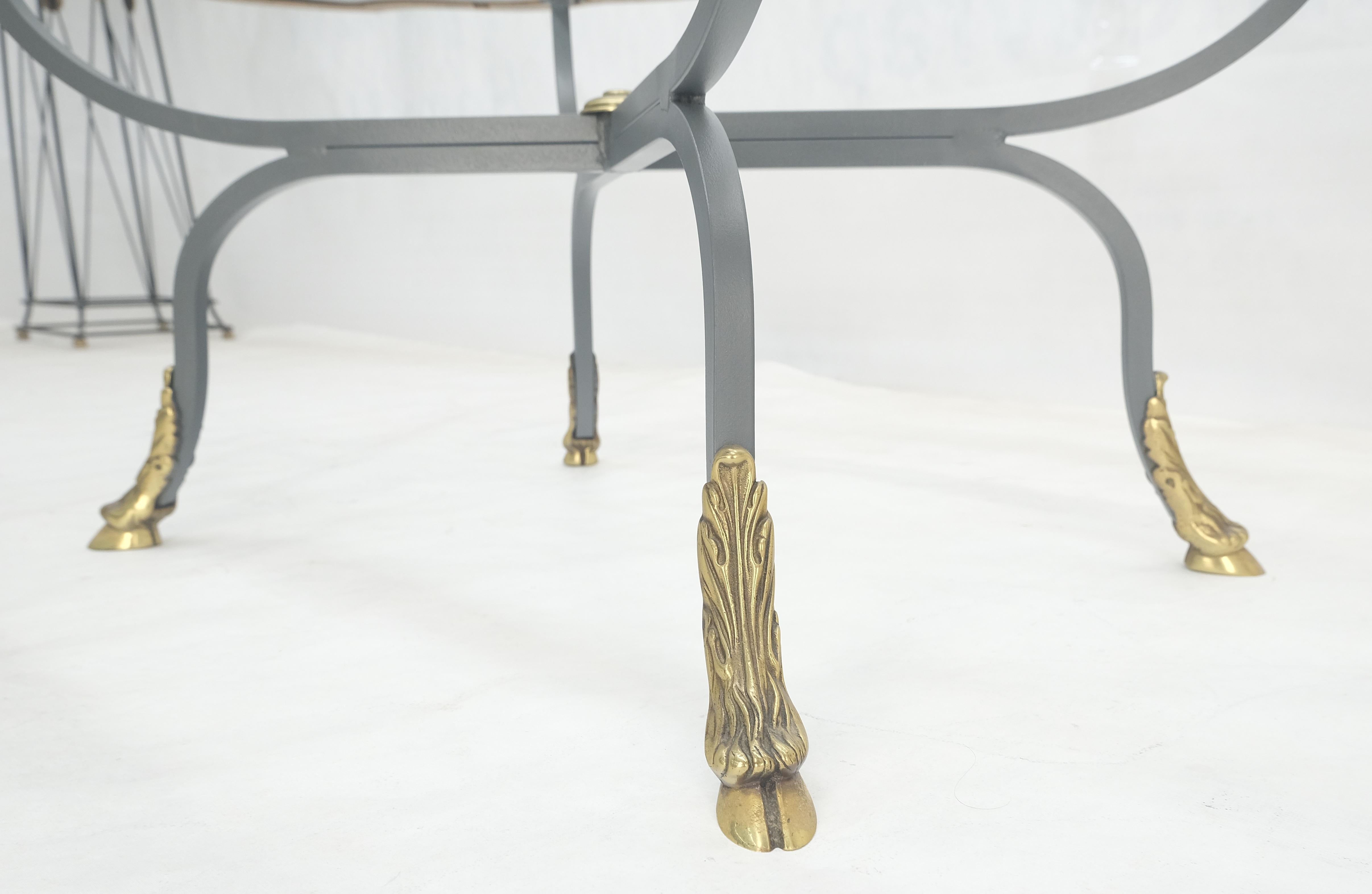 Table à café en fer forgé avec pieds en laiton, plateau en verre, forme ovale et festonnée, 39