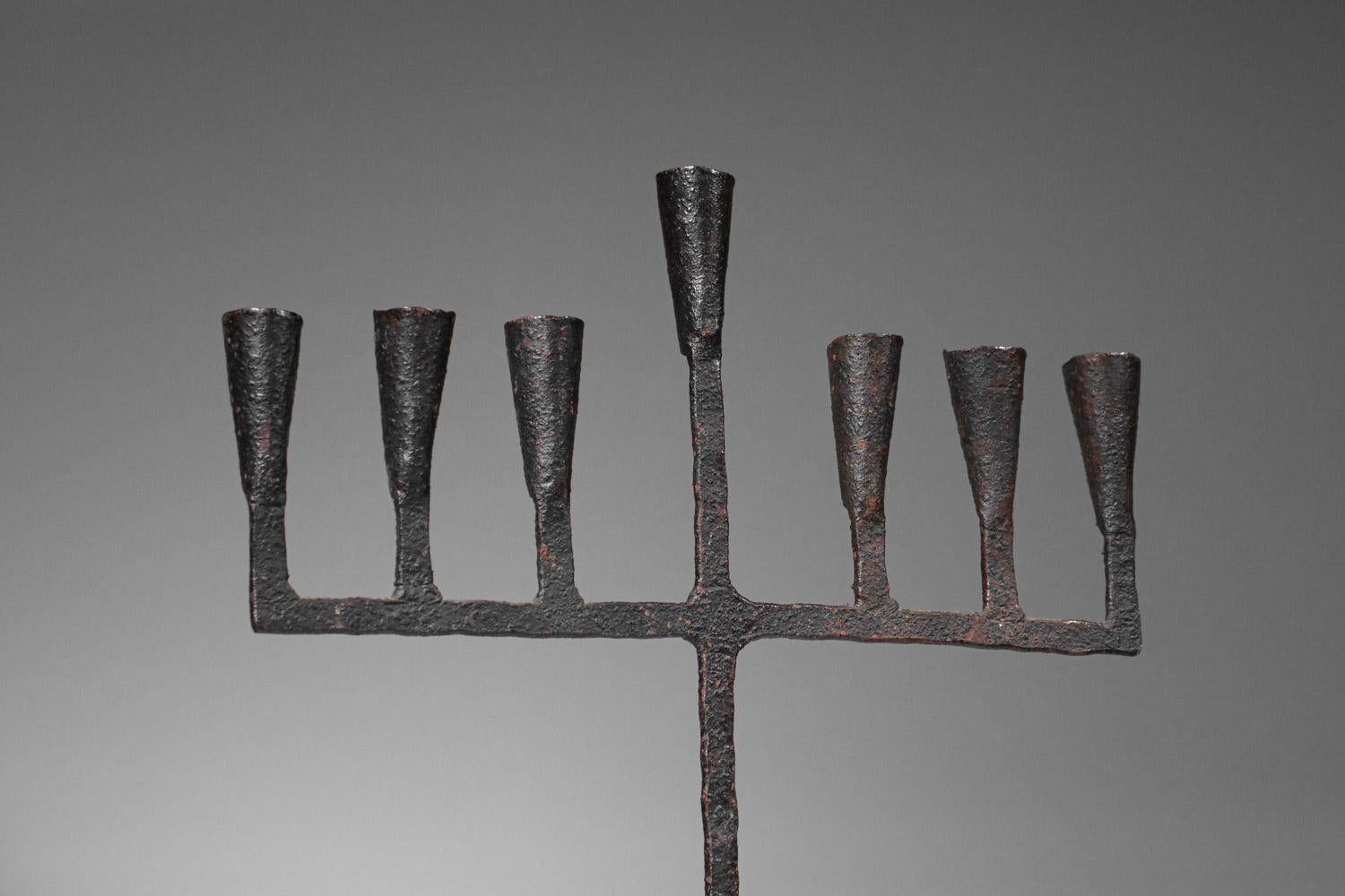 Wrought iron brutalist candlestick 7 candles French 60's In Fair Condition For Sale In Lyon, FR