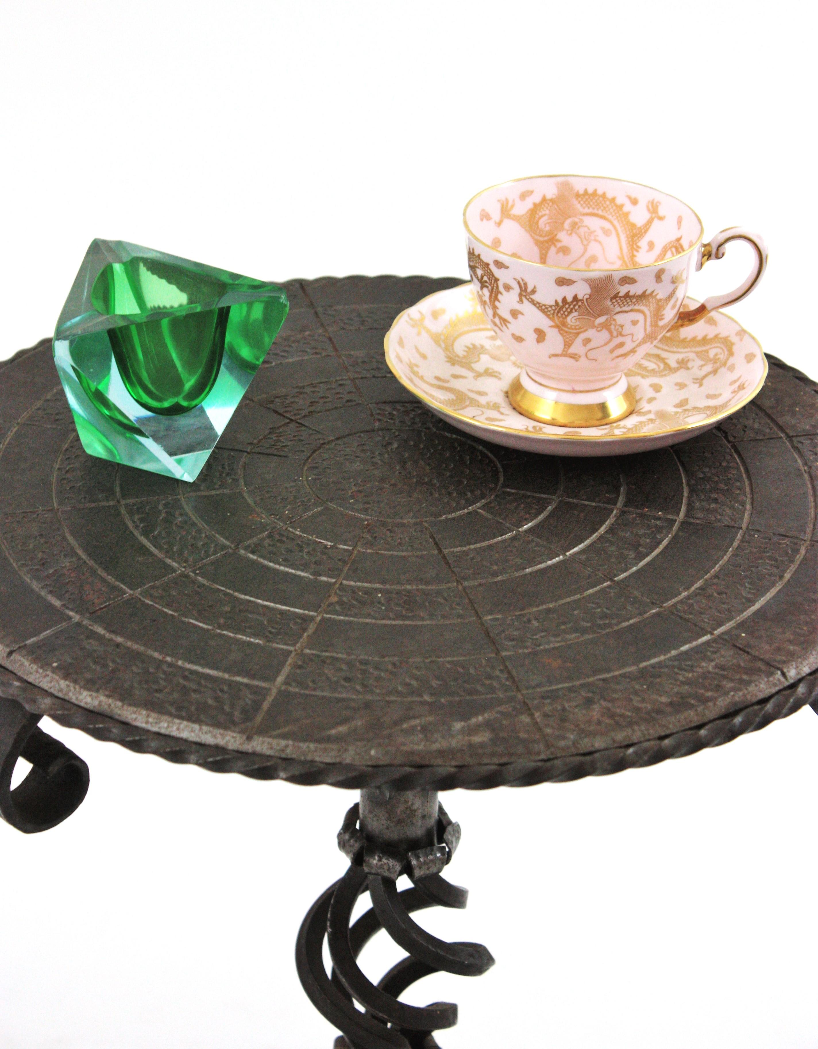 Schmiedeeisen Brutalist Beistelltisch Gueridon / Drinks Table / End Table (Spanisch) im Angebot