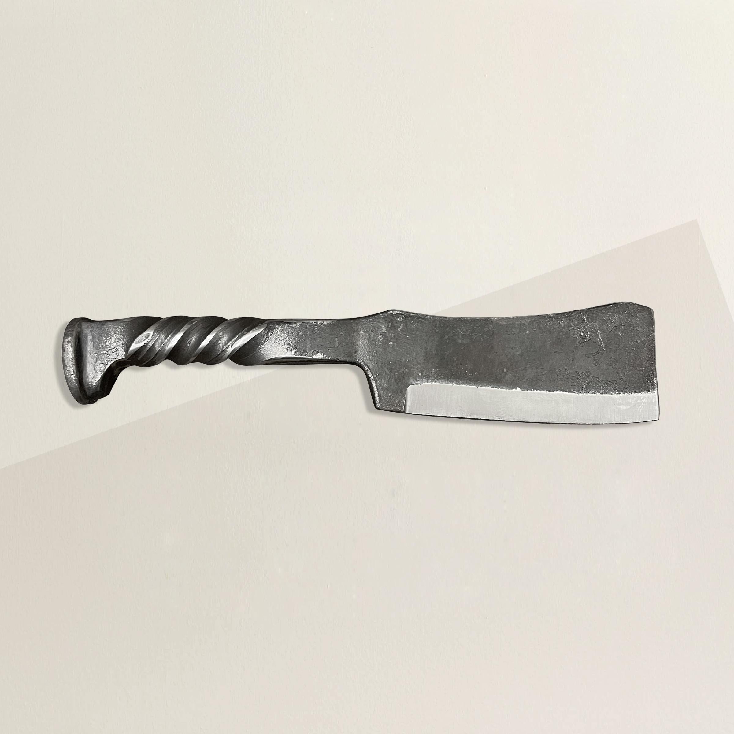 Un bel coltello da macellaio in ferro battuto a mano con un manico ricavato da un picchetto ferroviario e una sottile lama affilata. Perfetto per affettare formaggi e salumi alla tua prossima festa!