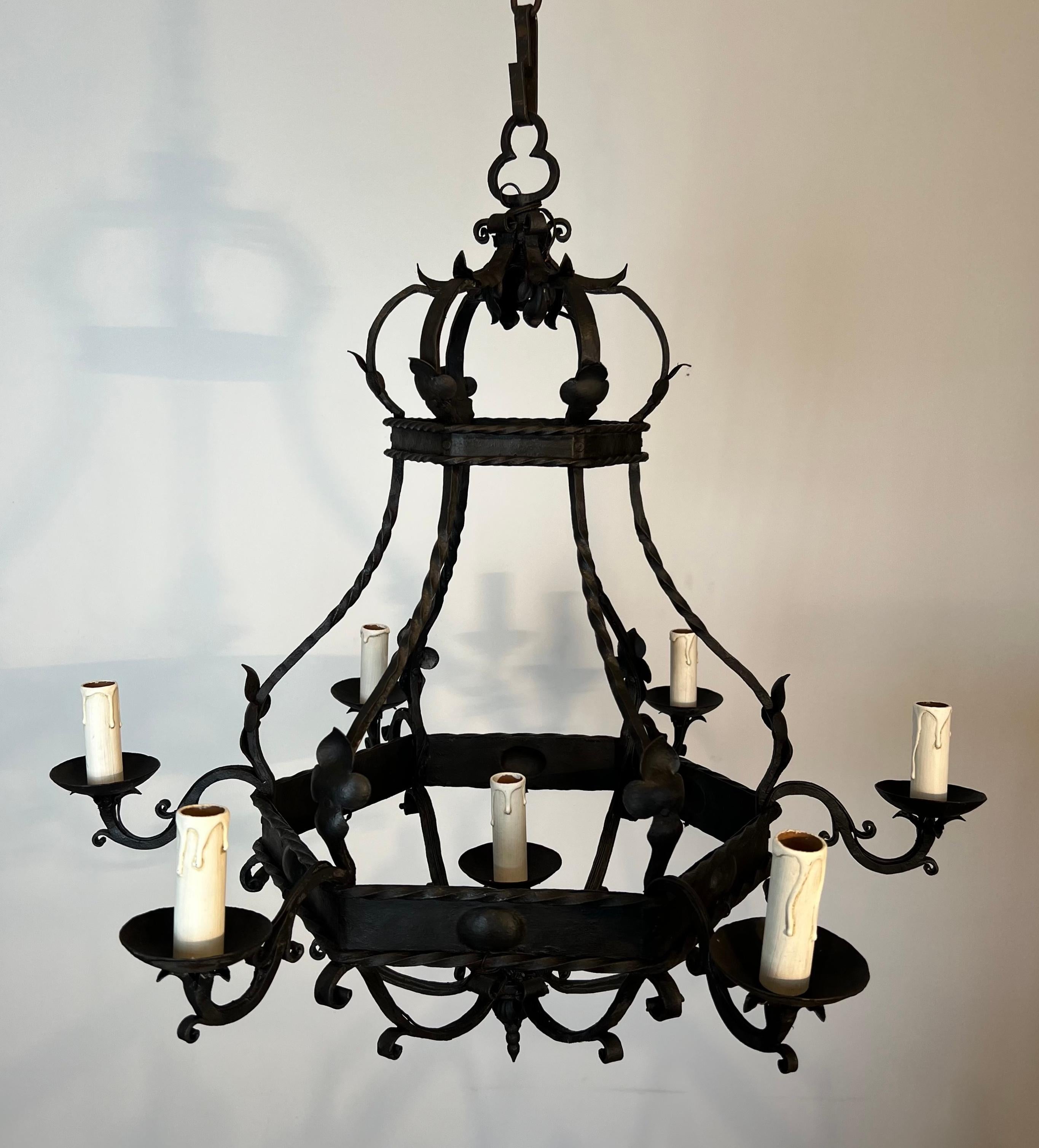 Wrought Iron Cage Chandelier With 7 lights in The Gothic Style In Good Condition For Sale In Marcq-en-Barœul, Hauts-de-France