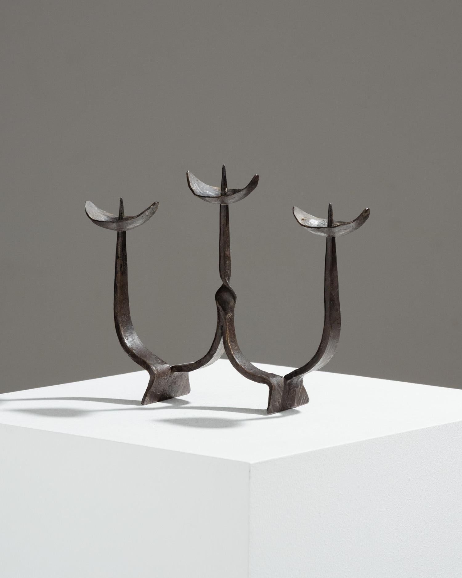 Brutalist 3-light candleholder in wrought iron, artisanal blacksmith work, 1950s. Very good condition.

DV4405