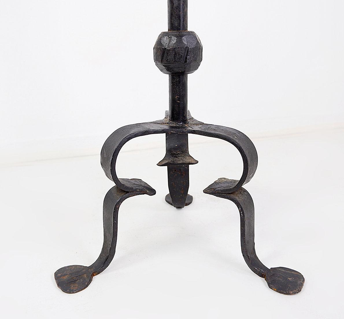 Candelero de hierro forjado con decoración de dragón
Araña - Vintage - Dragón
Medidas : Ø Base 34cm H:123cm 
Material : Hierro forjado
 