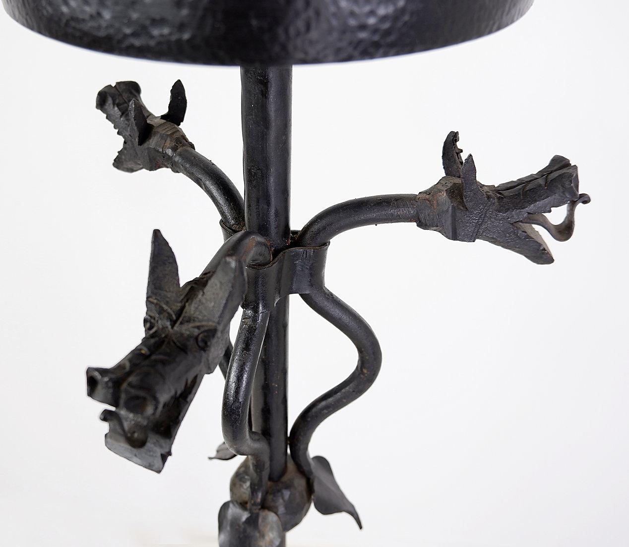 Candelero de hierro forjado con decoración de dragón Brutalista en venta