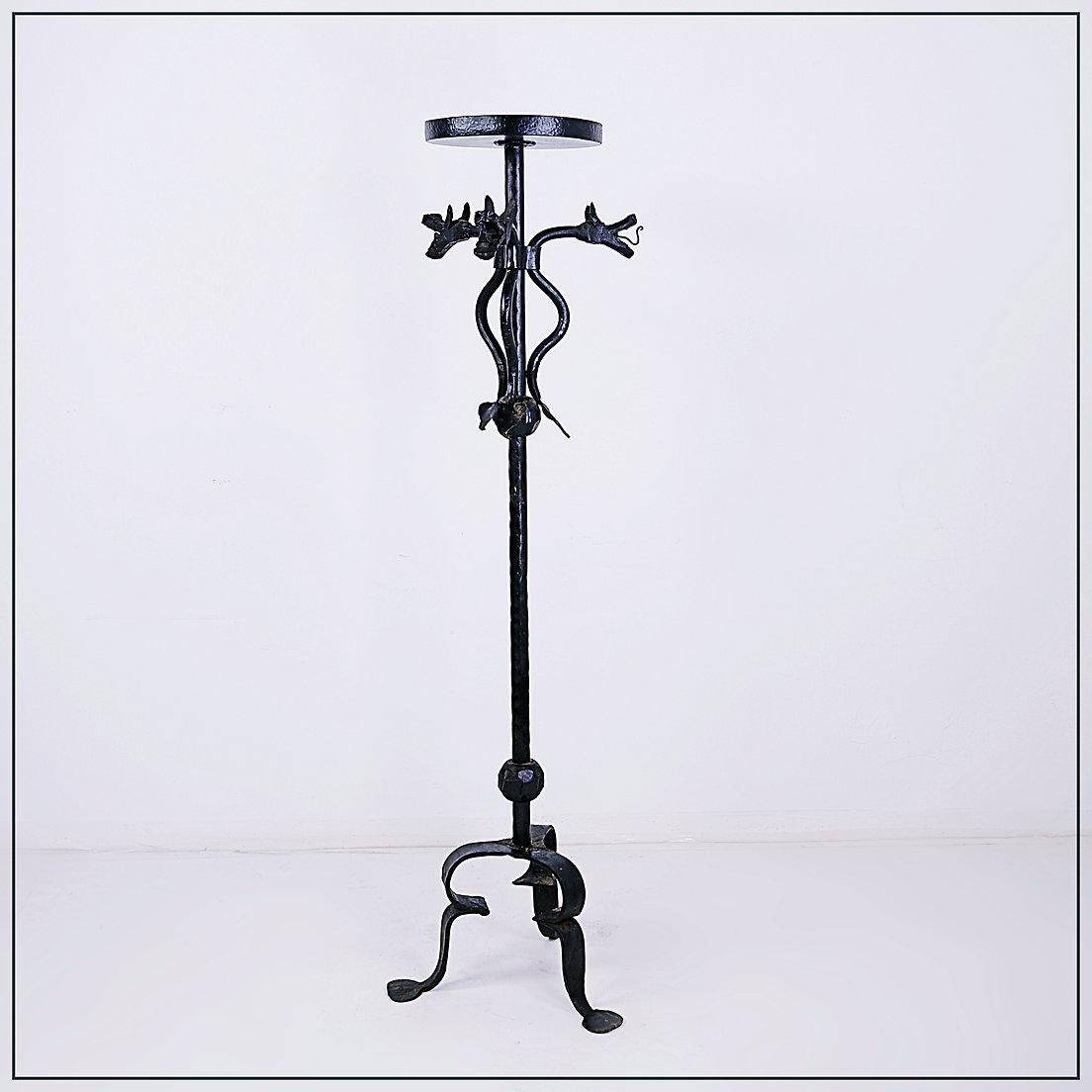 Candelero de hierro forjado con decoración de dragón siglo XX en venta