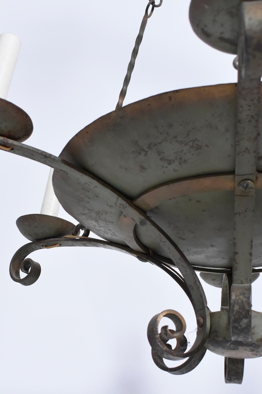 Lampadario da soffitto in ferro battuto con piano curvo e sei applique. Francia, anni '40. 