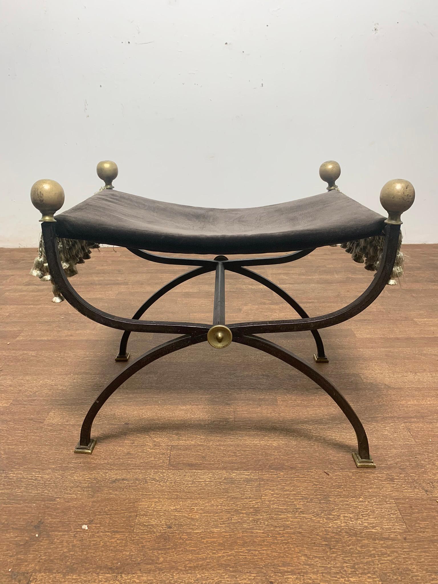 Banc de cérule en fer forgé de style CampaignCA avec assise en velours, accents de frange en soie et grands pommeaux en bronze, vers les années 1920.