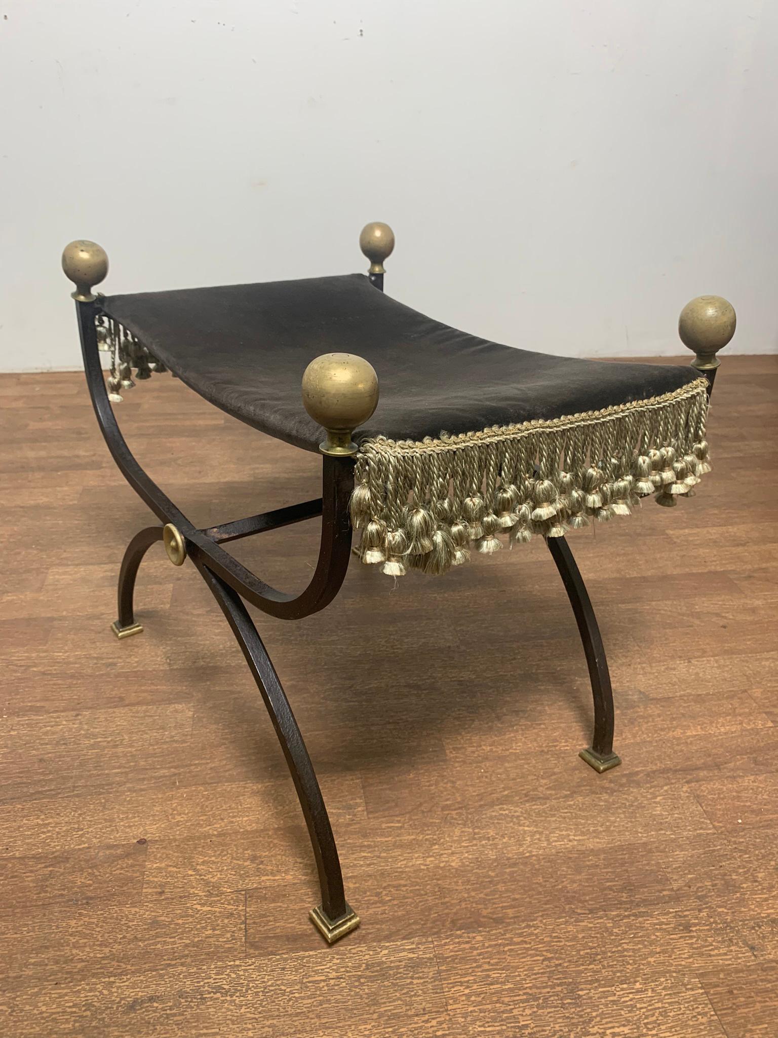 Inconnu Banc Cerule en fer forgé avec pompons en bronze, vers 1920 en vente