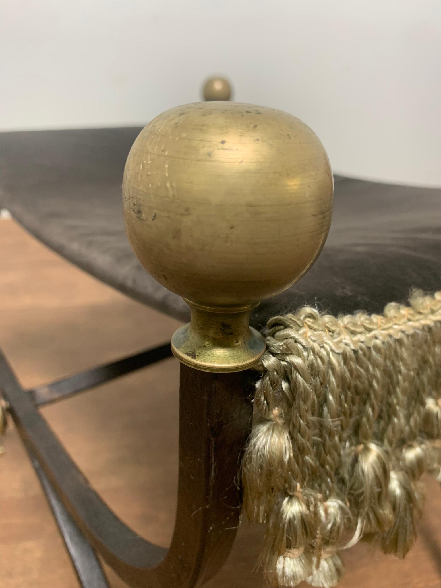 Banc Cerule en fer forgé avec pompons en bronze, vers 1920 Bon état - En vente à Peabody, MA