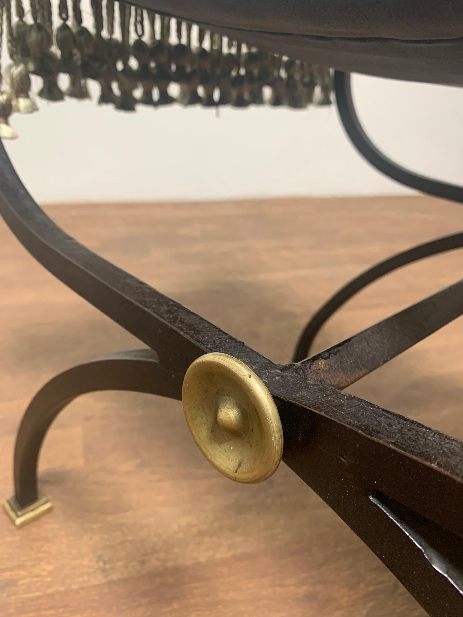 Début du 20ème siècle Banc Cerule en fer forgé avec pompons en bronze, vers 1920 en vente
