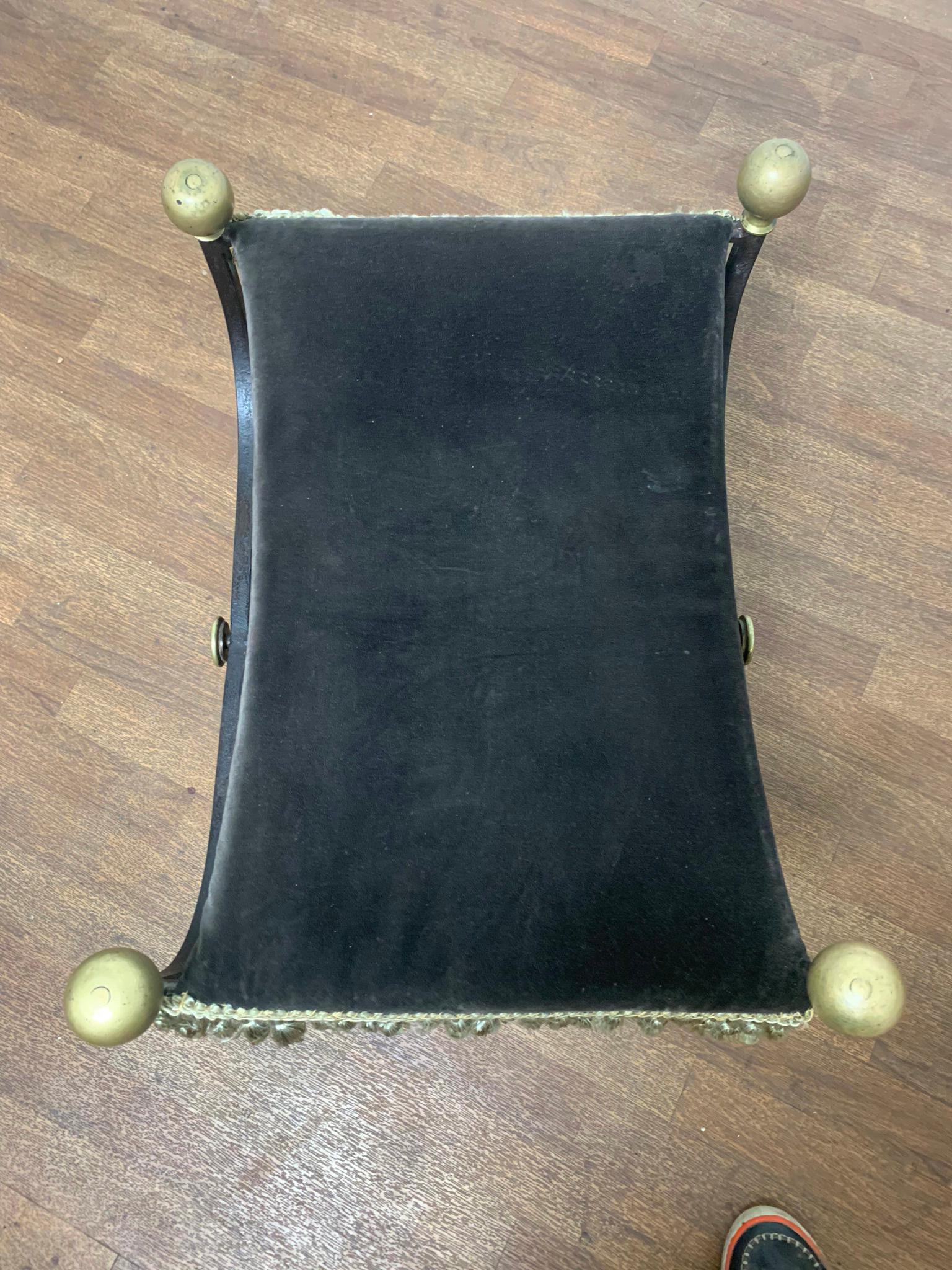 Banc Cerule en fer forgé avec pompons en bronze, vers 1920 en vente 1