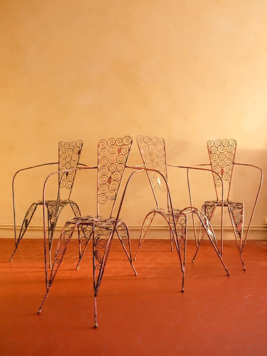 Quatre chaises en fer forgé avec des formes de feuilles stylisées, années 1990, travail anonyme. Le travail du fer rend hommage à la nature, qui semble être capturée en mouvement. De ces quatre chaises émane une élégance obtenue par la combinaison