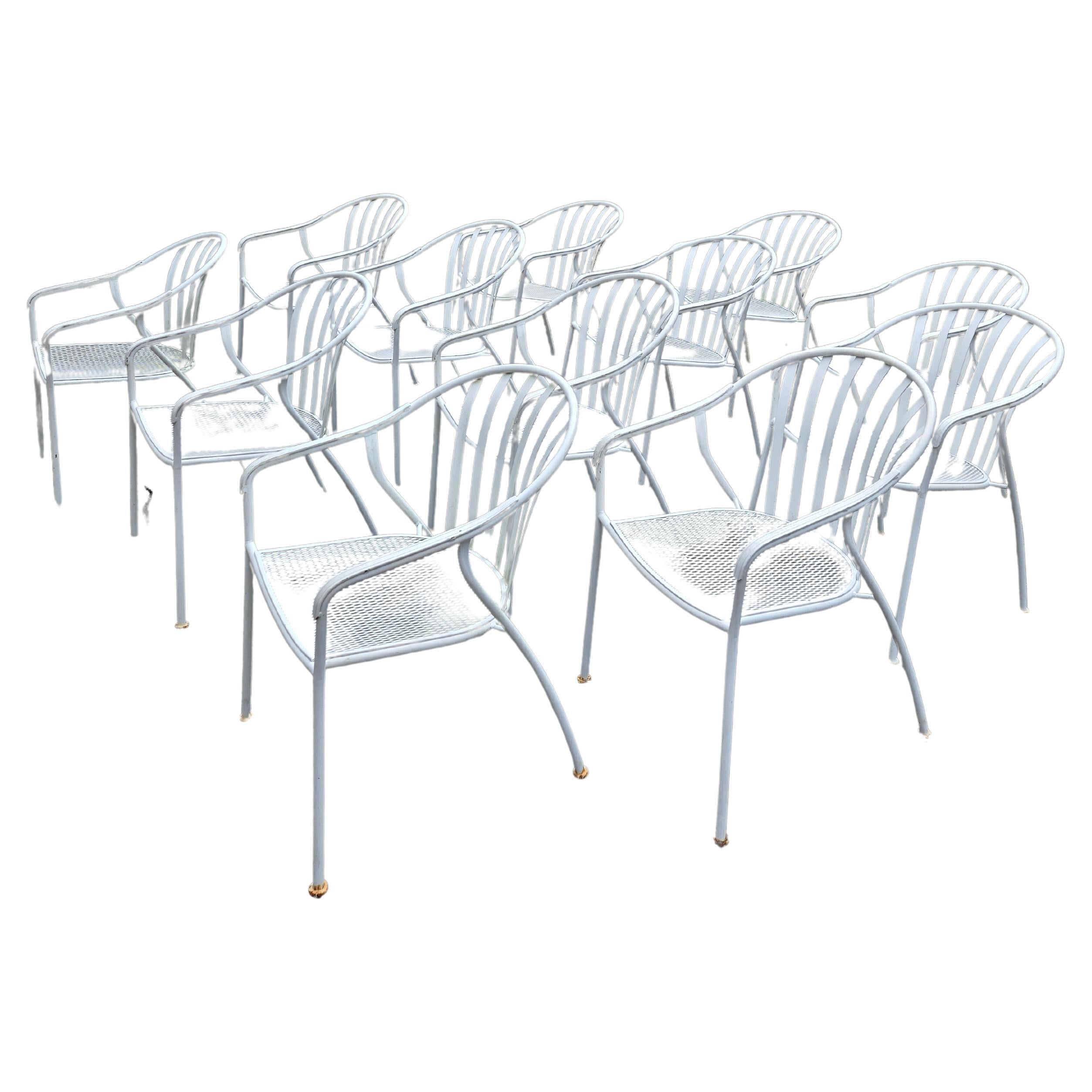 
Dieses Set aus 12 Vintage-Stühlen aus Schmiedeeisen ist ideal, um jedem Wohnraum einen Hauch von antikem Charme zu verleihen. Die robuste und langlebige Konstruktion sorgt dafür, dass diese Stühle dem täglichen Gebrauch standhalten und über Jahre