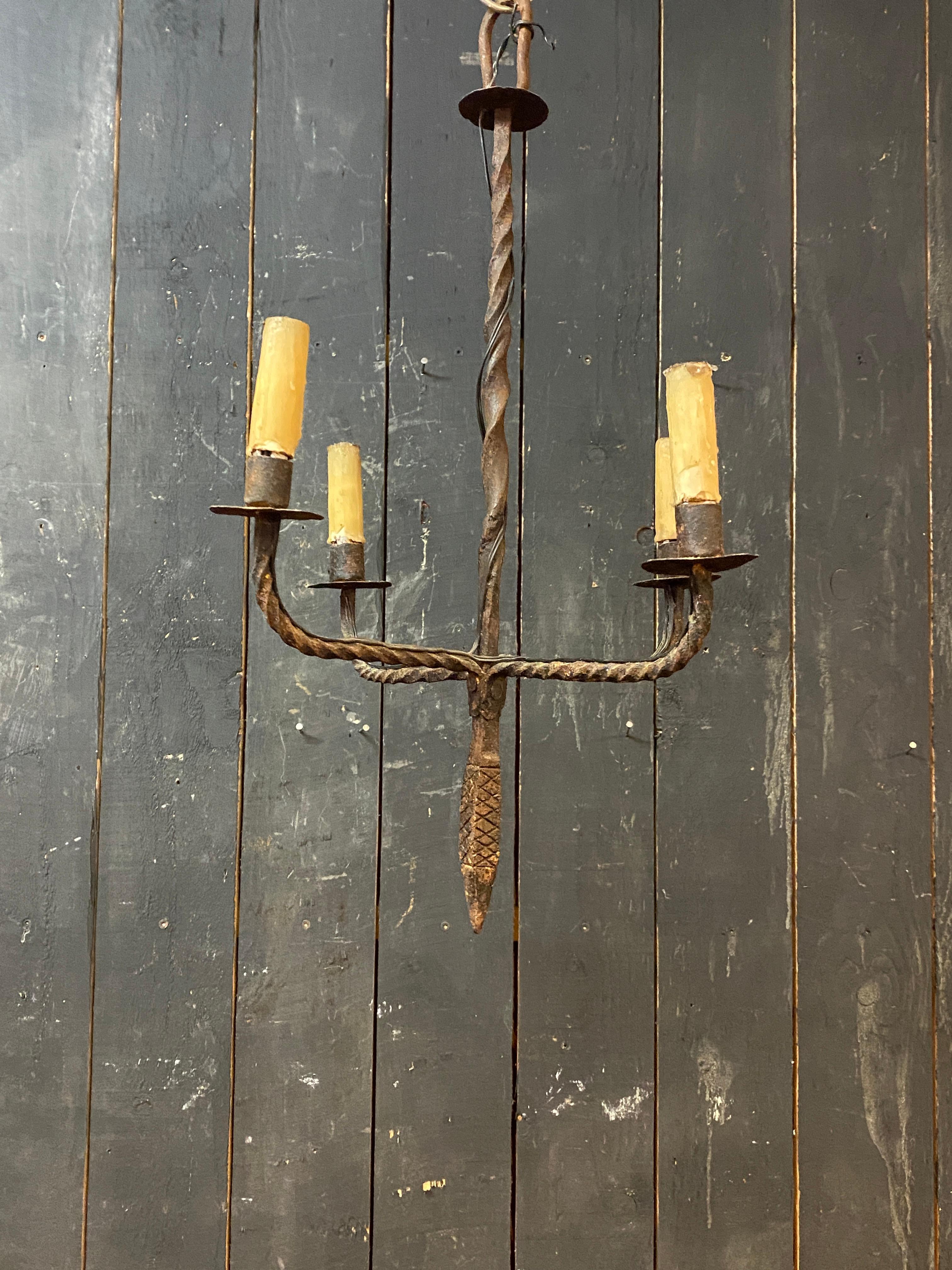 Français Lustre en fer forgé circa 1950 éclairé par 4 Lights en vente